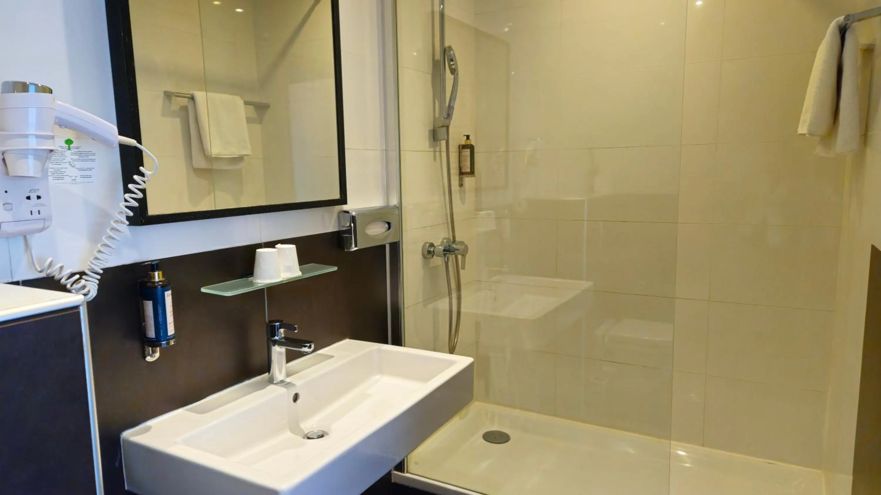 Deluxe Queen Room with Balcony - Non-Smoking in Best Western Hotel Acadie Paris Nord Villepinte