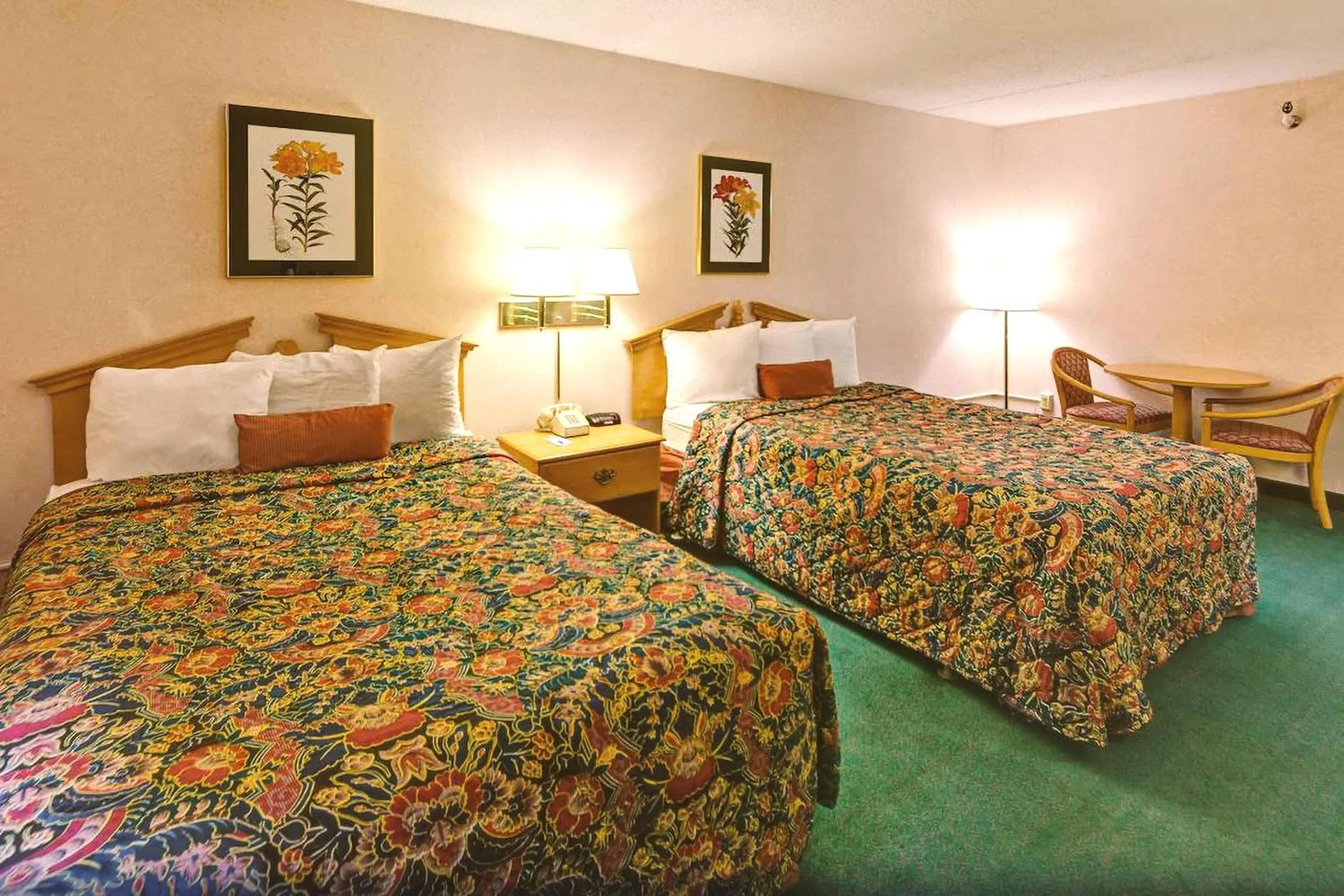 Superior Queen Room with Two Queen Beds in Key Inn Roseville