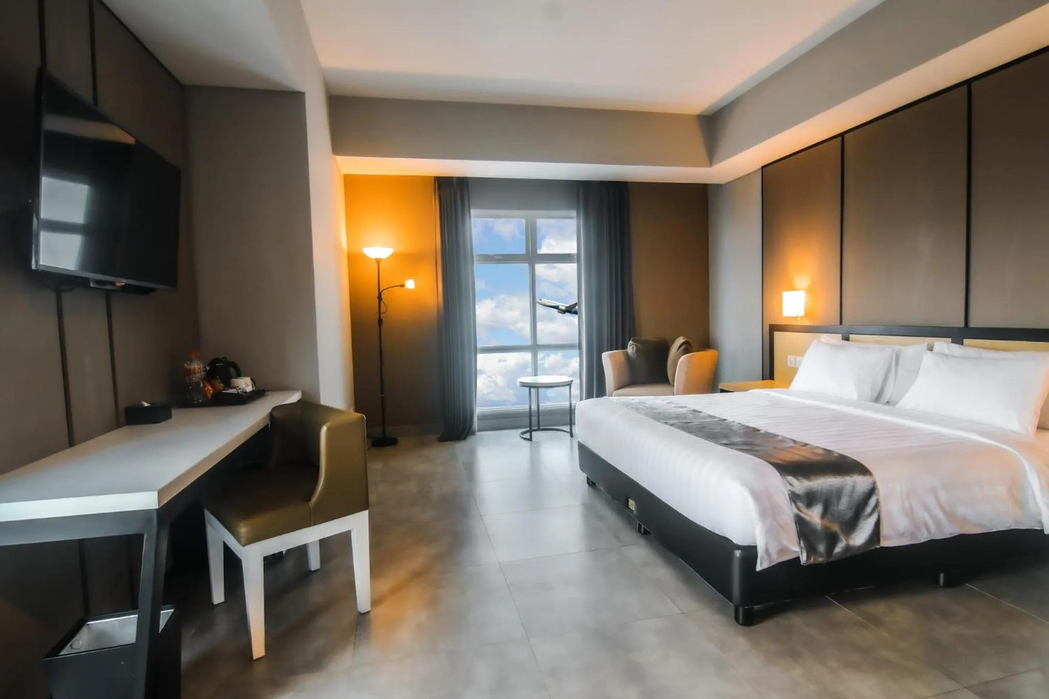 Sky Deluxe King Room in BeSS Mansion Hotel Surabaya