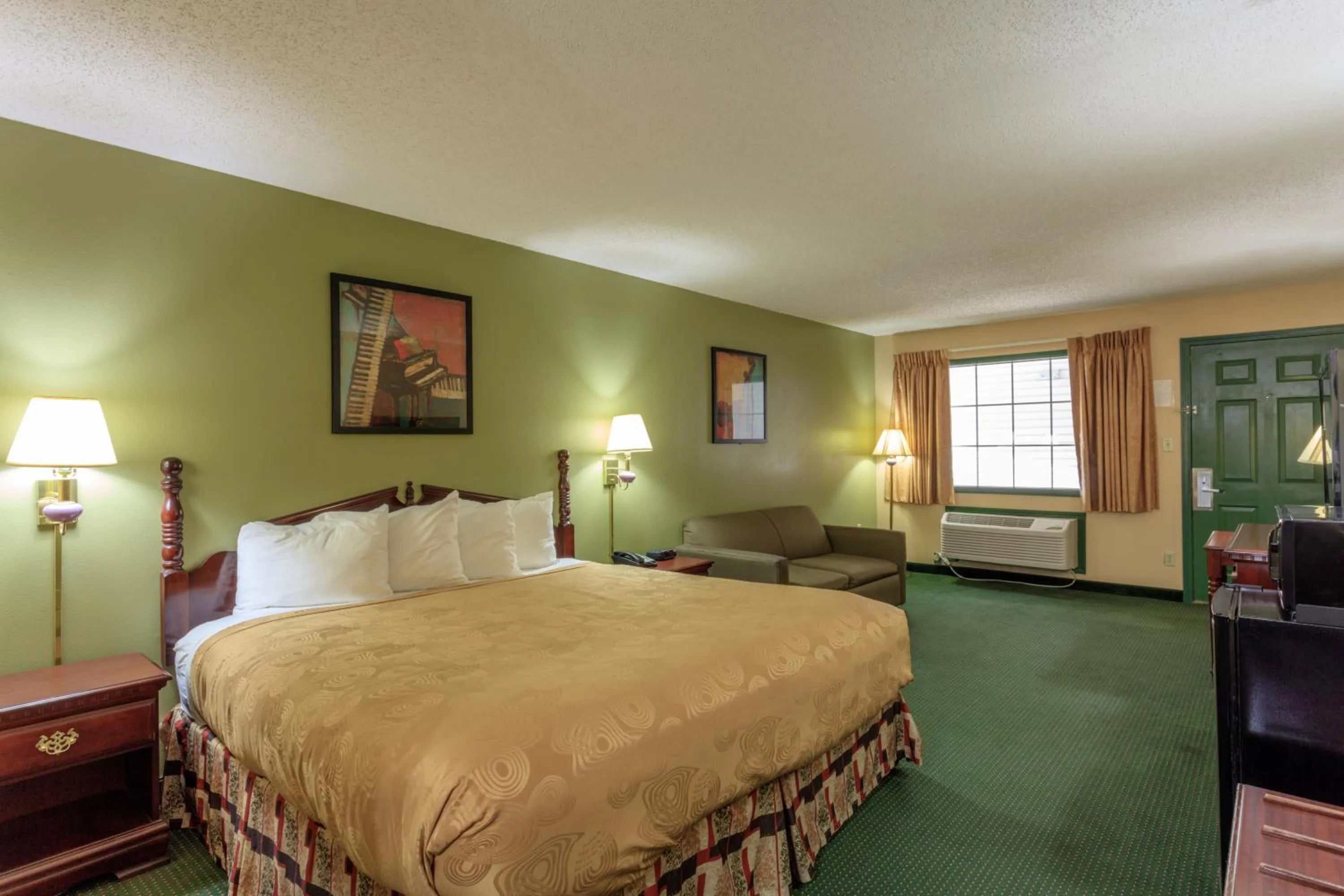 King Mini Suite- Ground Level in Angel Inn Near IMAX, a Travelodge by Wyndham