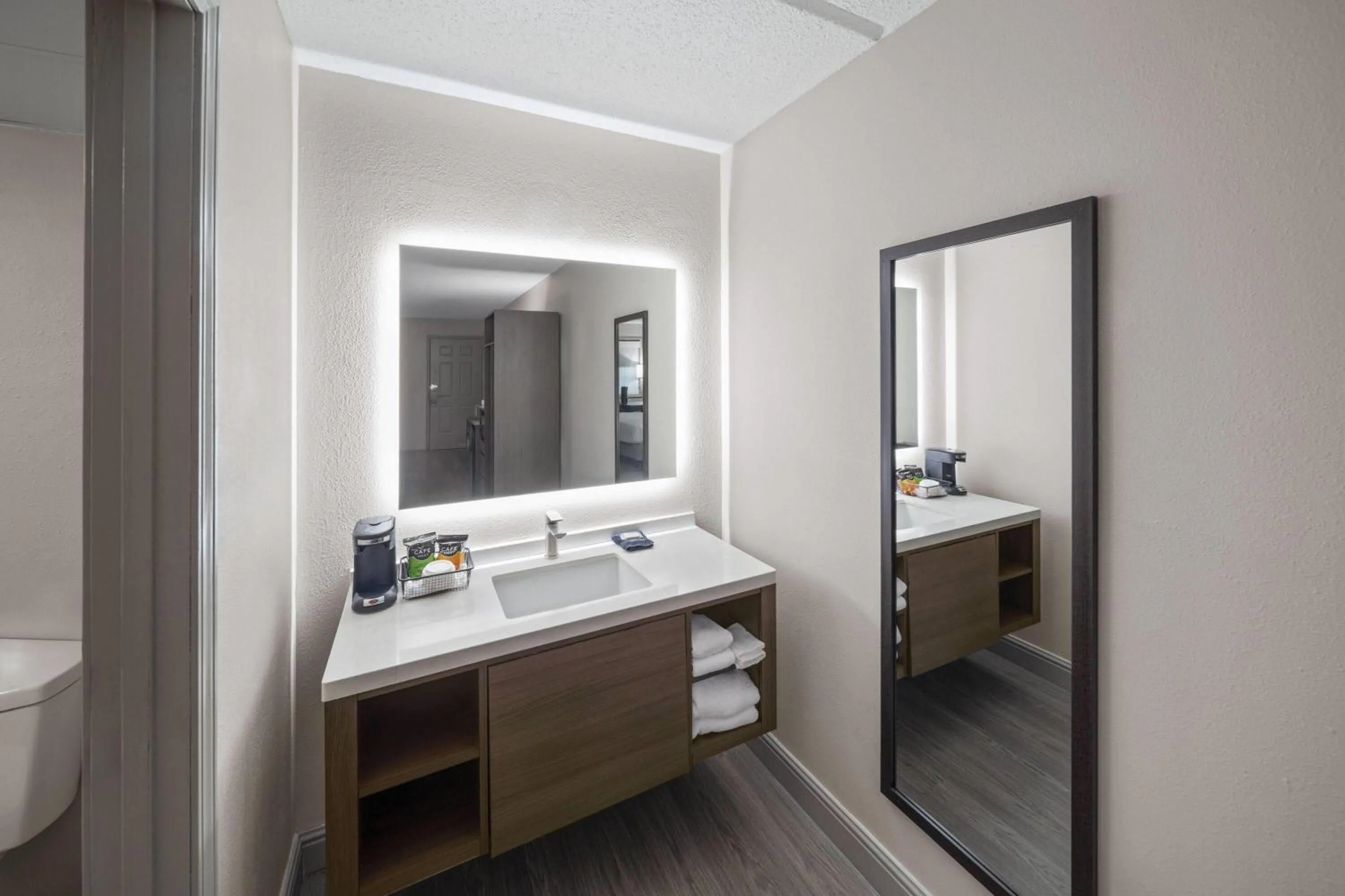 Deluxe King Room - First Floor - Non-Smoking in Angel Inn Near IMAX, a Travelodge by Wyndham