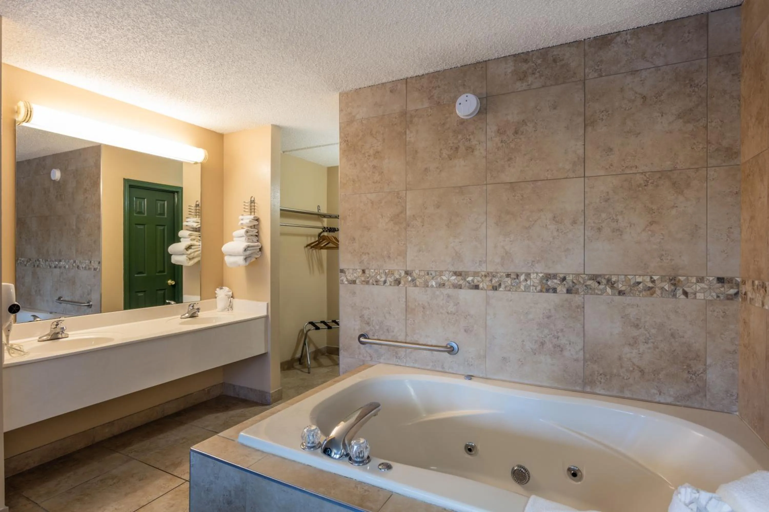 King Room with Jacuzzi Select- Ground Level in Angel Inn Near IMAX, a Travelodge by Wyndham