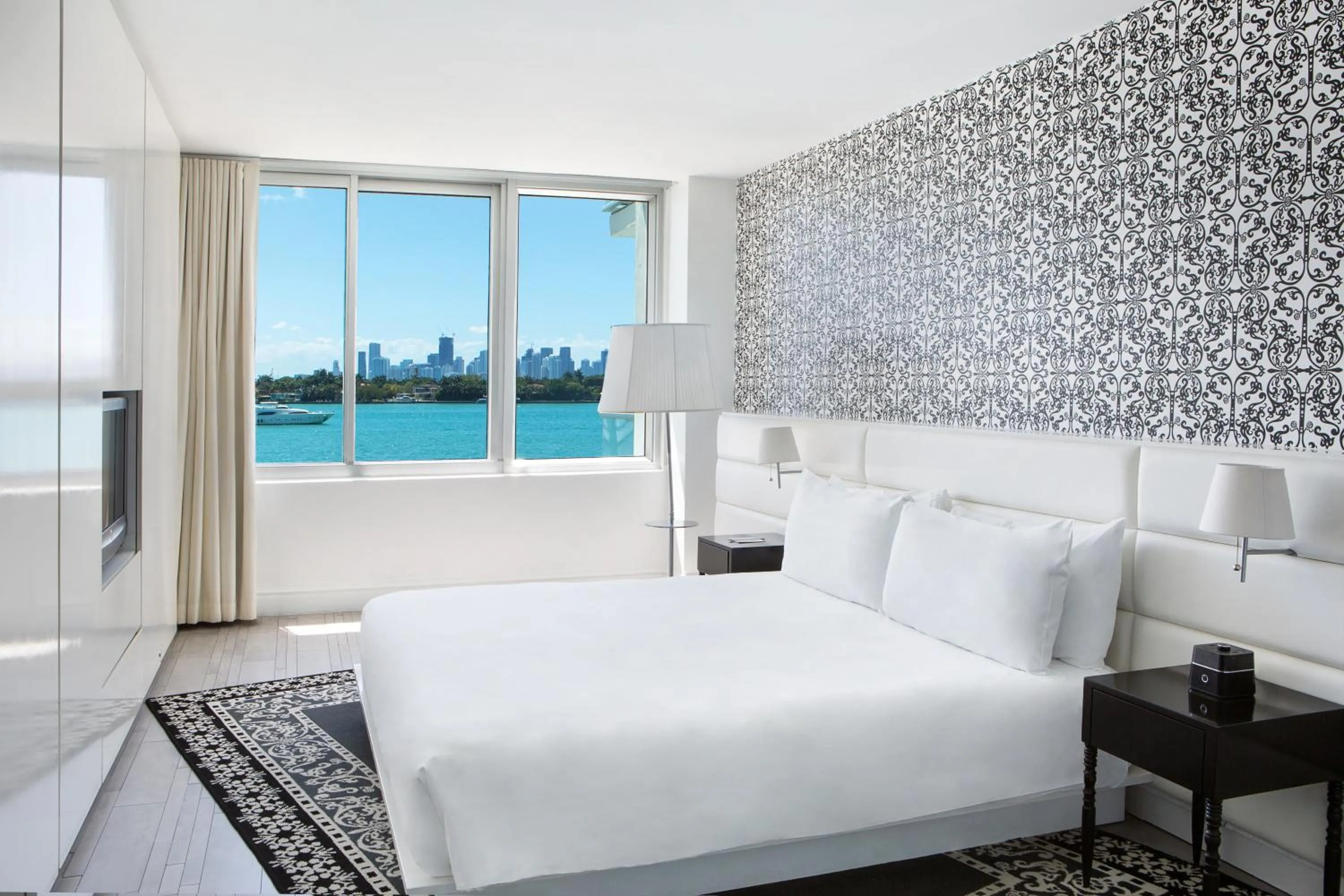 Deluxe Bay View Studio Suite w Balcony in Mondrian South Beach