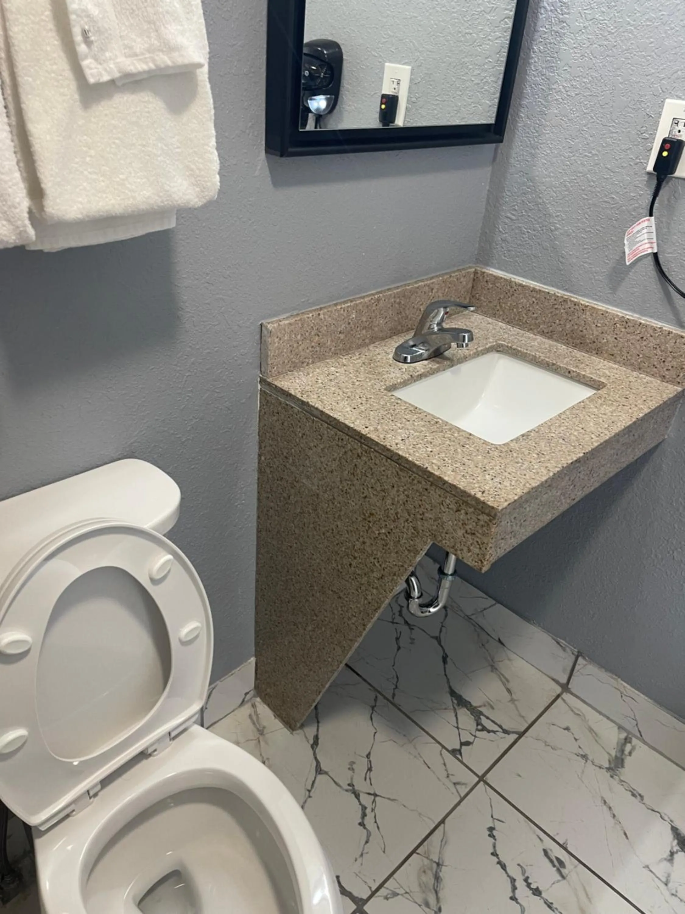 2 Double Beds Smoking in Americas Best Value Inn-Savannah