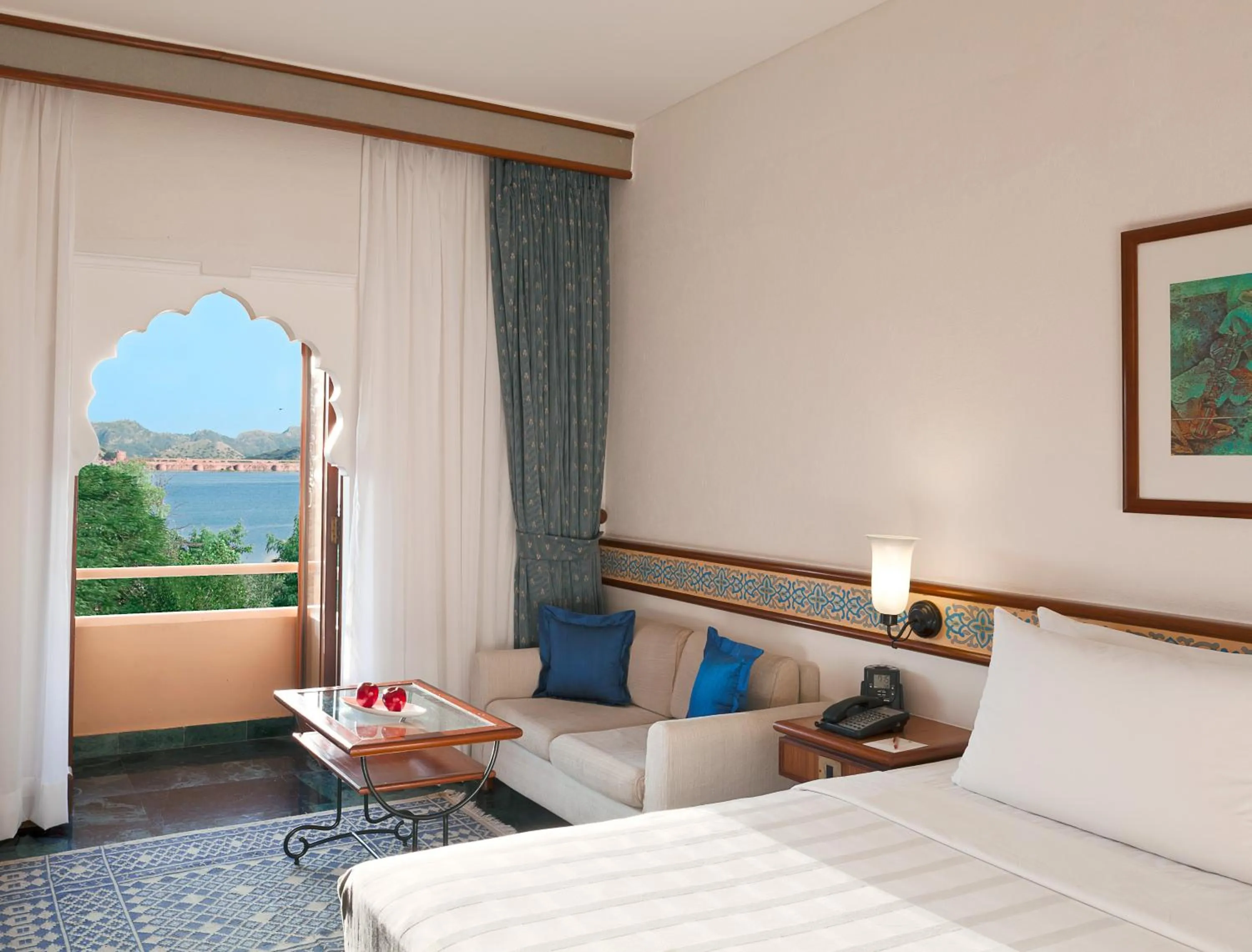 Deluxe Lake View Room in Trident Jaipur