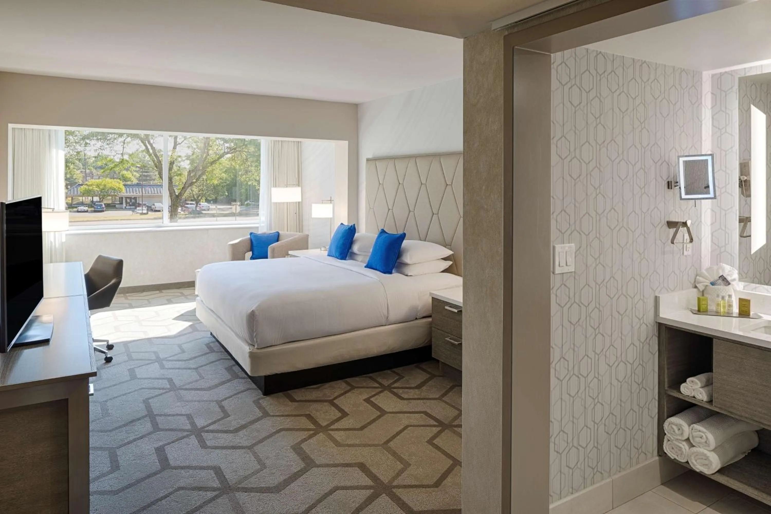 Deluxe King Room in The Kingsley Bloomfield Hills - a DoubleTree by Hilton