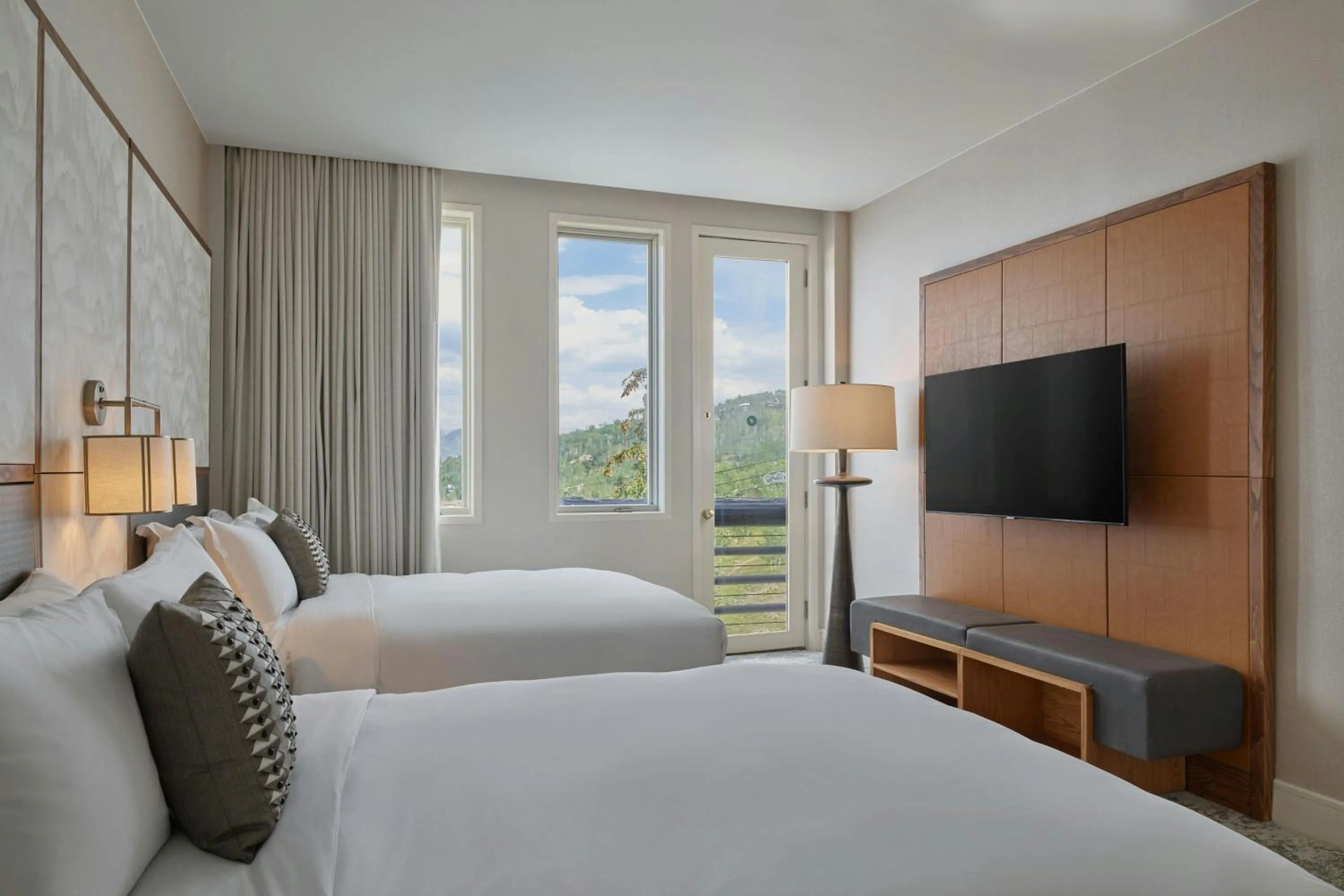 Queen Room with Two Queen Beds and Resort View in Viewline Resort Snowmass, Autograph Collection
