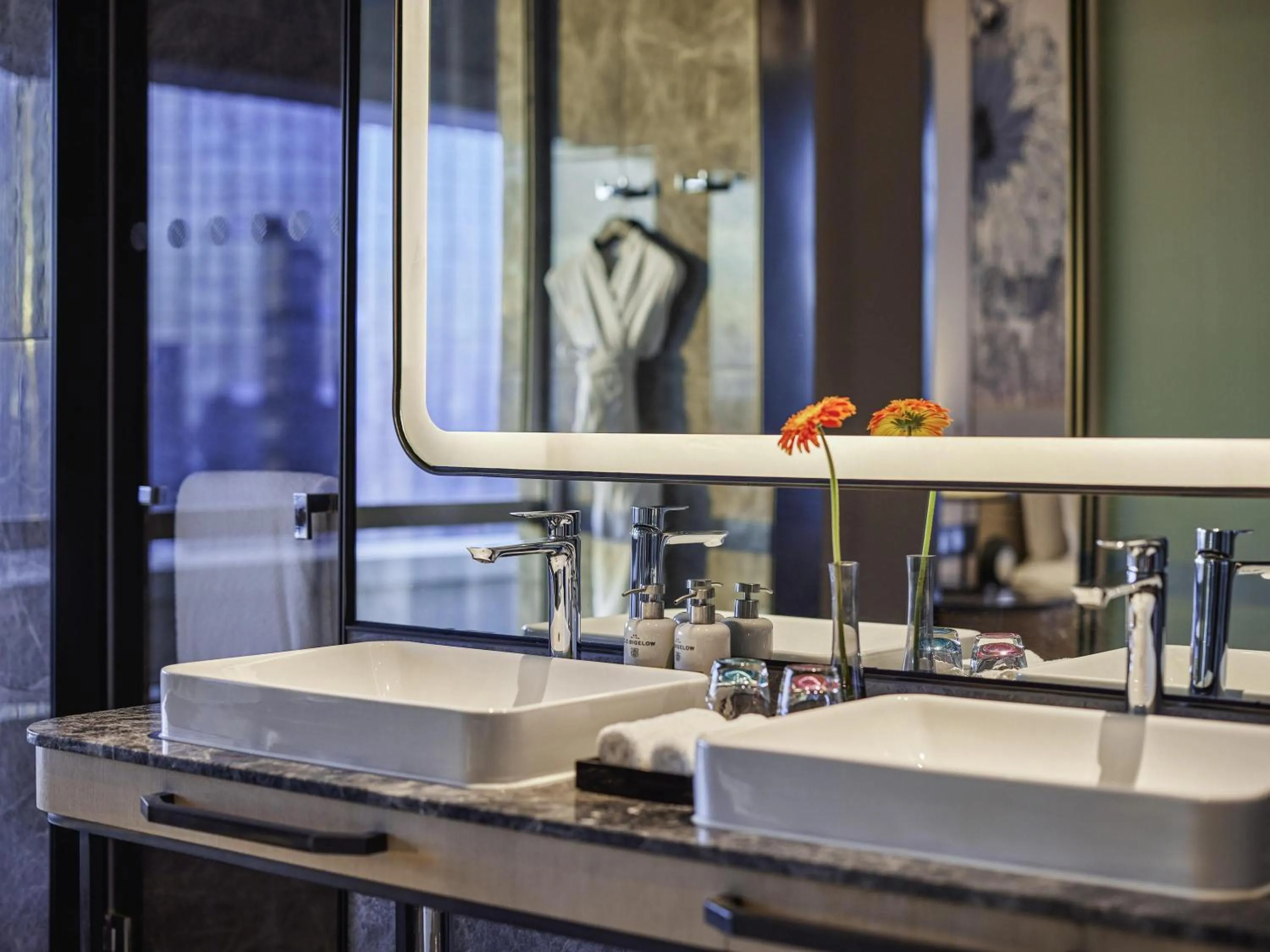 Deluxe King Suite with Lounge Access in Pullman Suzhou Taicang