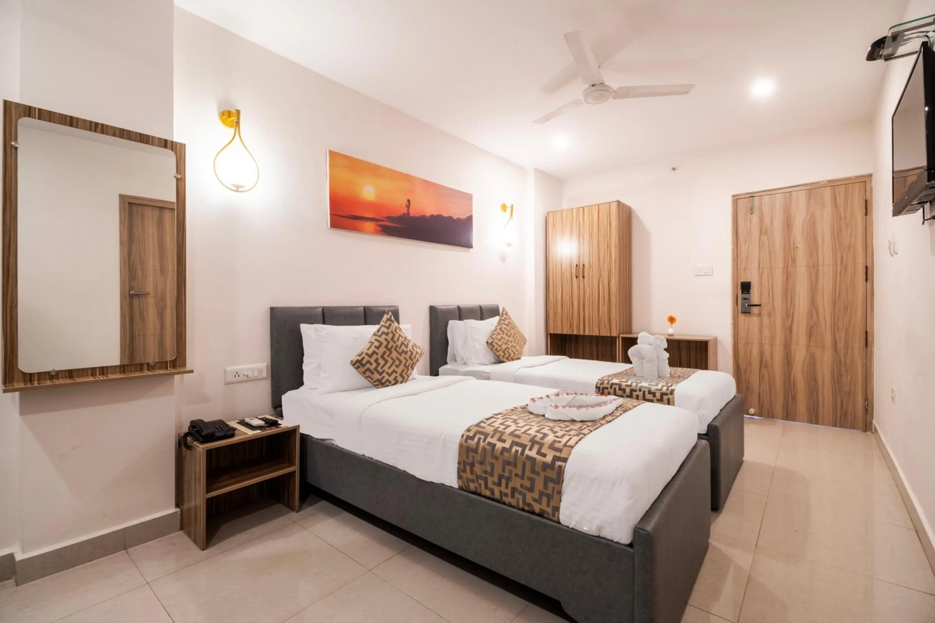 Deluxe Room - single occupancy in Hotel Seasons Inn