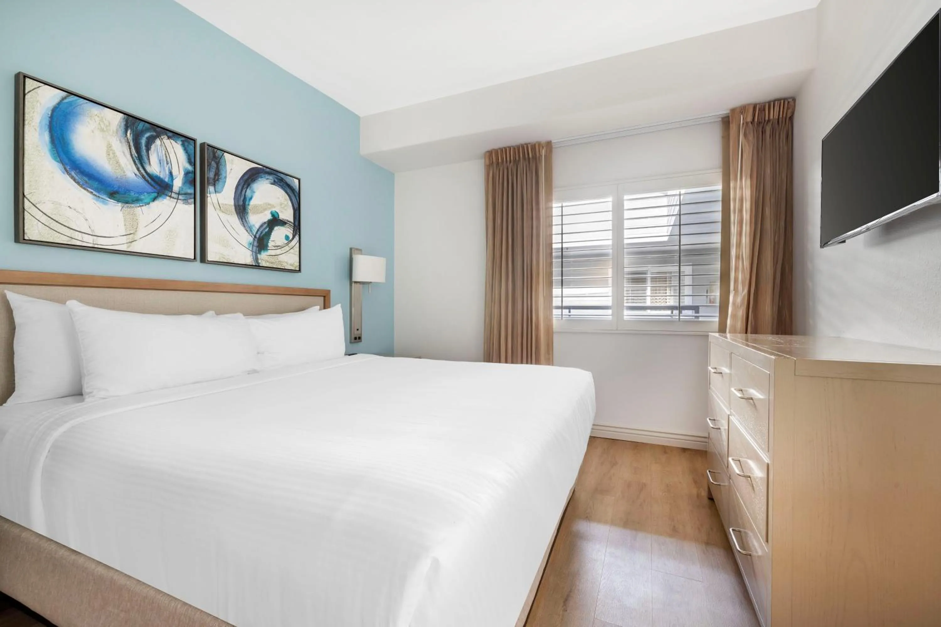 One-Bedroom King Plus Room with Ocean View and Bath Tub - Hearing Accessible in Hilton Vacation Club Riviera Beach & Shores