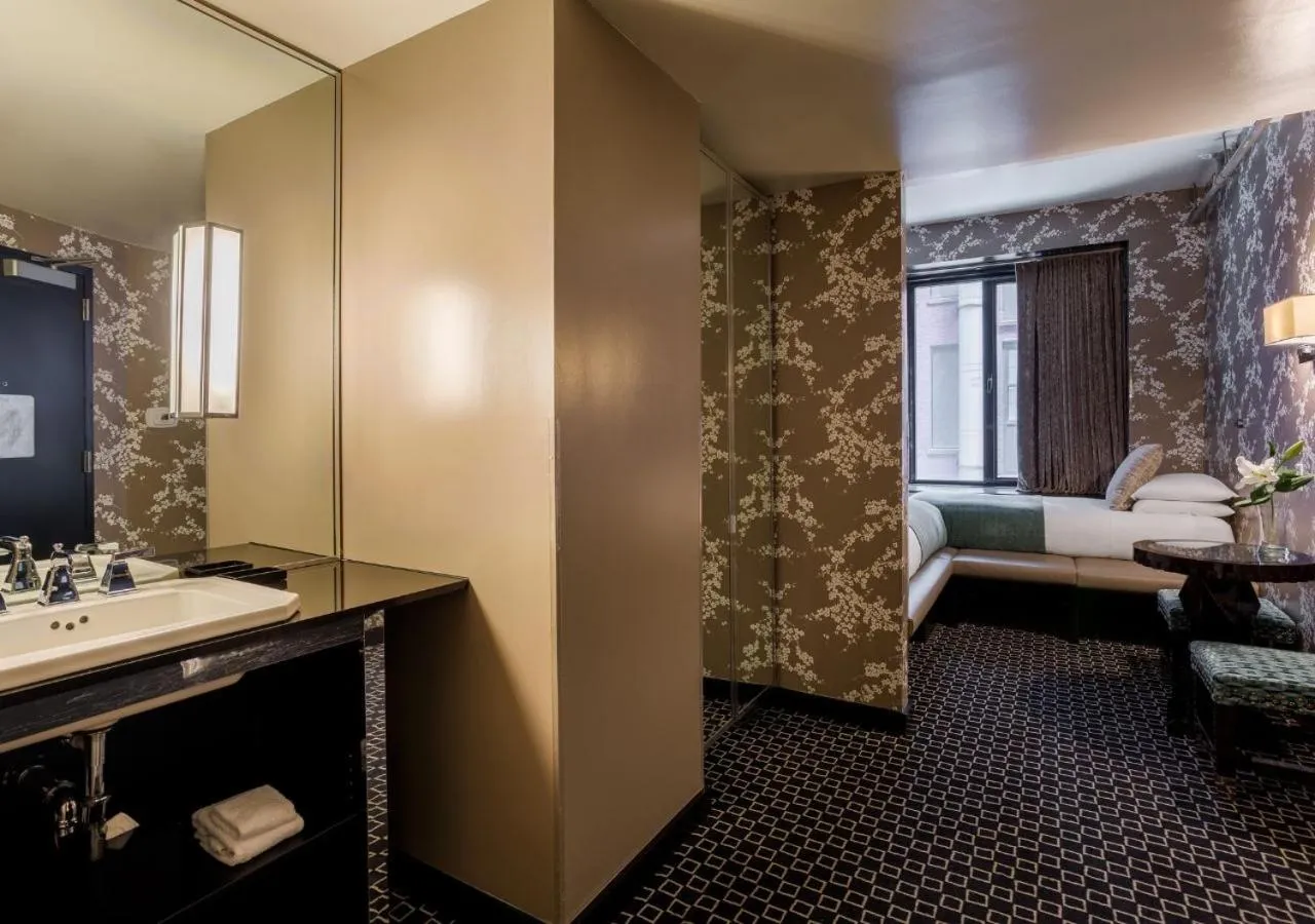 Standard Twin Room in 45 Times Square Hotel