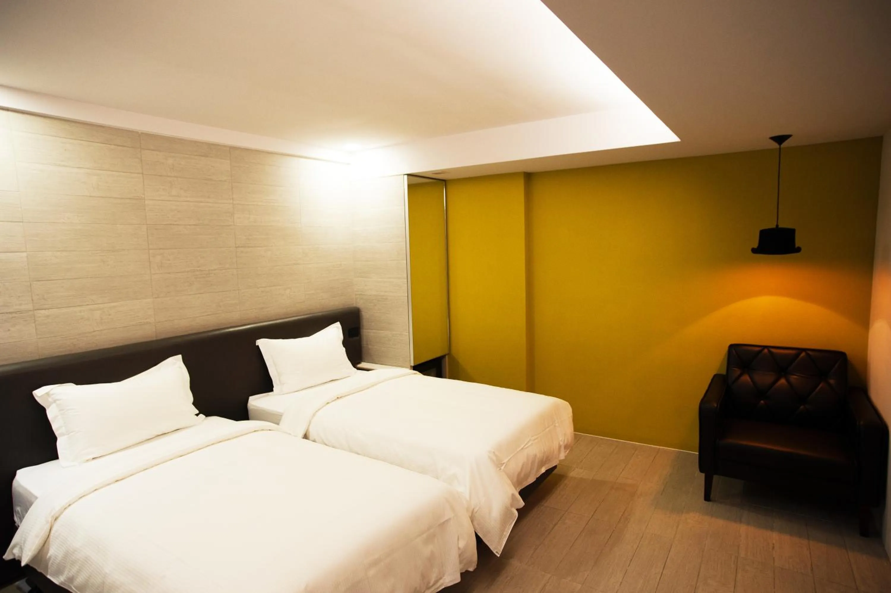 Standard Twin Room (No Window) in The Fantasy Apartment