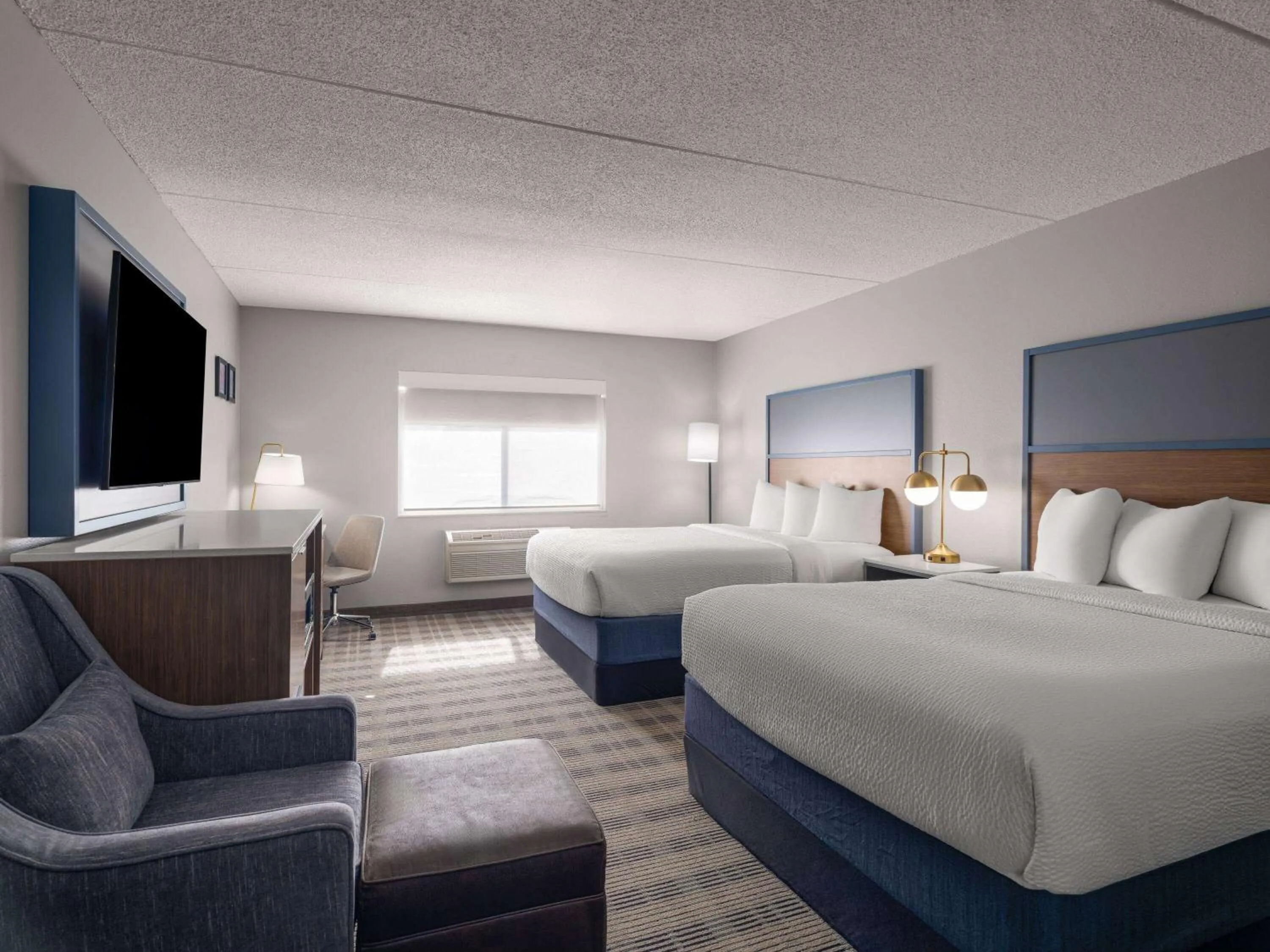 Deluxe Queen Room - Mobility Access/Non-Smoking in AmericInn by Wyndham Shakopee Near Canterbury Park