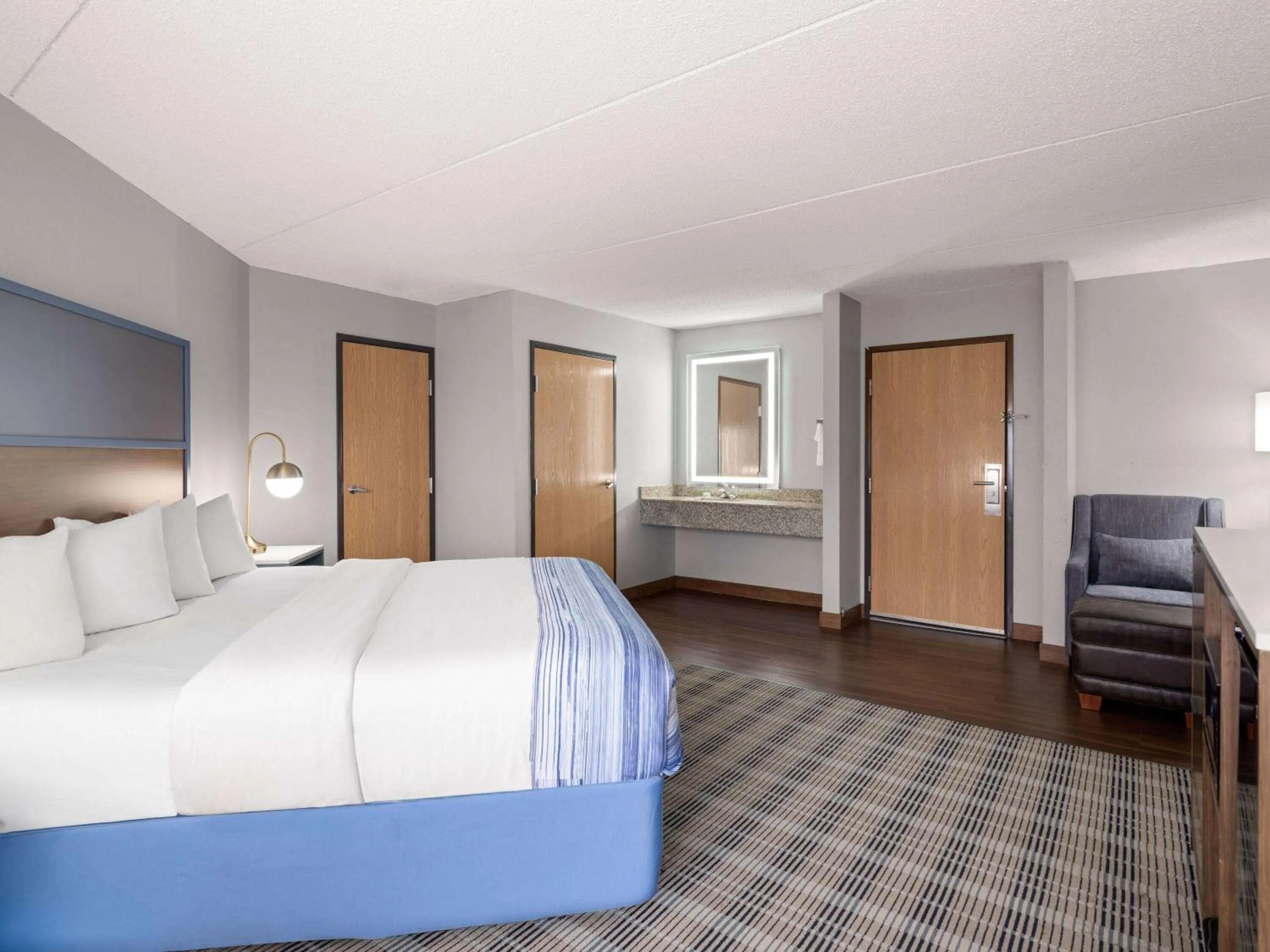 King Room - Mobility Access/Non-Smoking in AmericInn by Wyndham Shakopee Near Canterbury Park