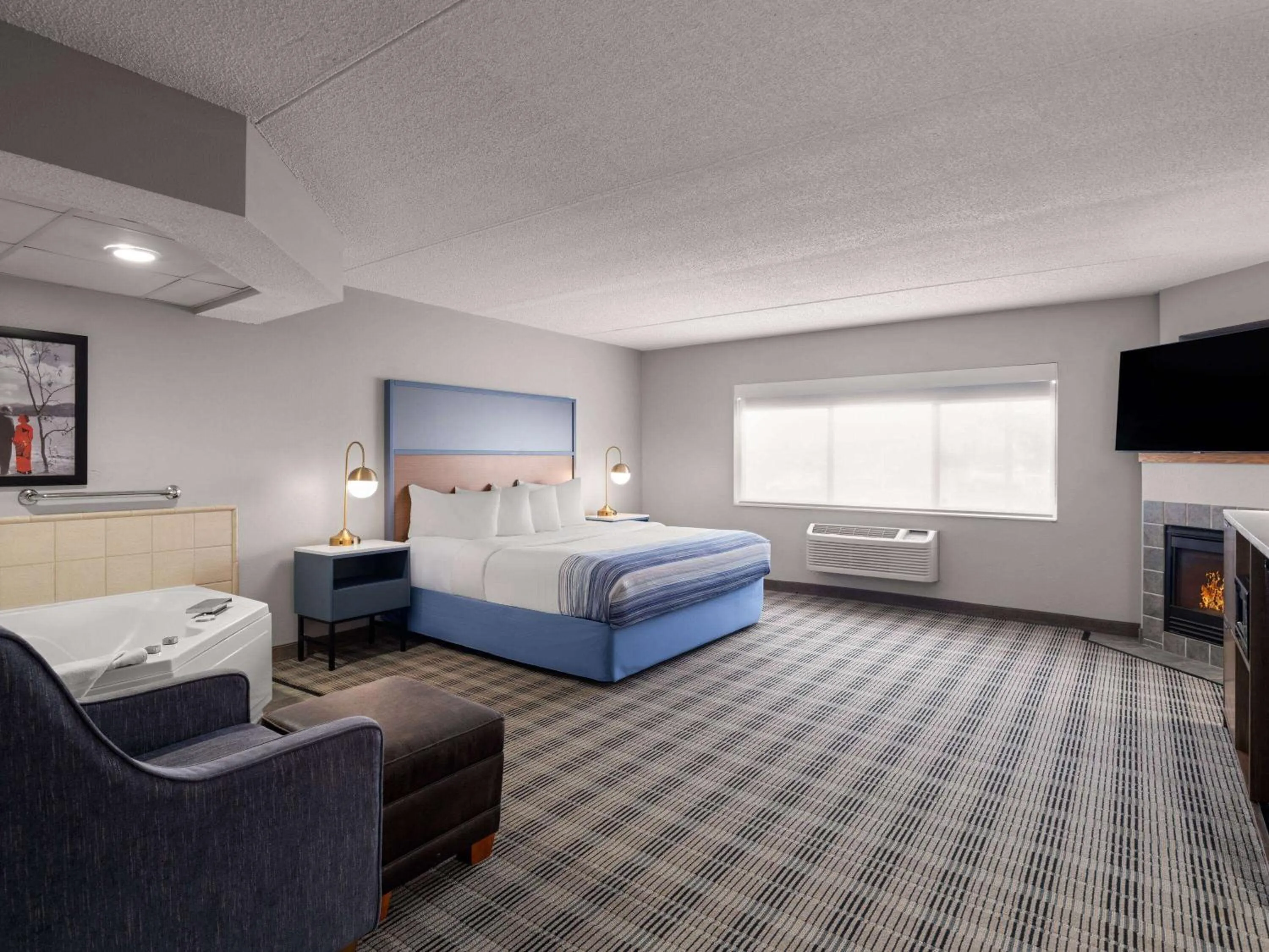 Deluxe King Suite - Non-Smoking in AmericInn by Wyndham Shakopee Near Canterbury Park