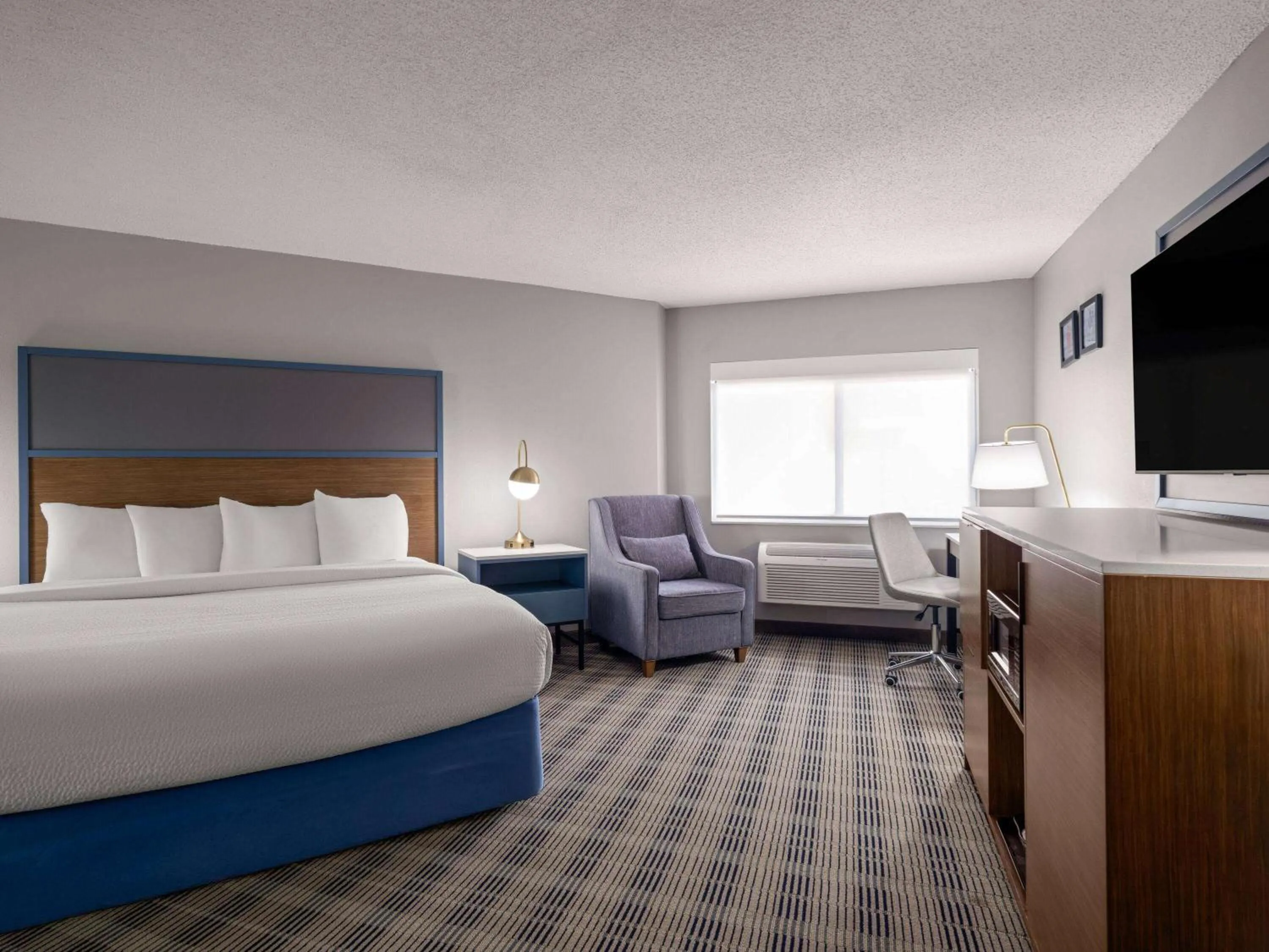 King Suite - Non-Smoking in AmericInn by Wyndham Shakopee Near Canterbury Park