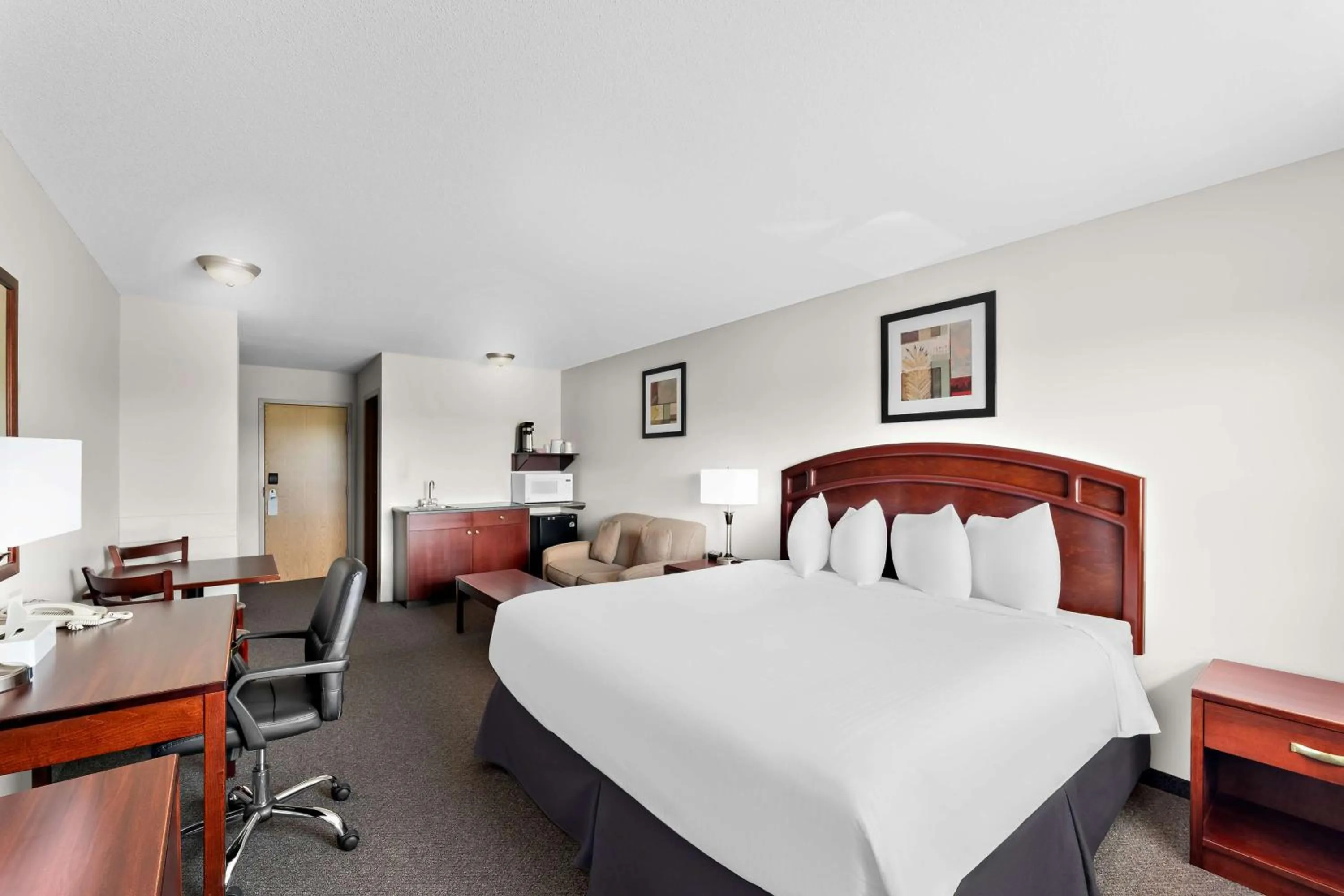 King Room - Smoking  in SureStay Plus Hotel by Best Western Hardisty