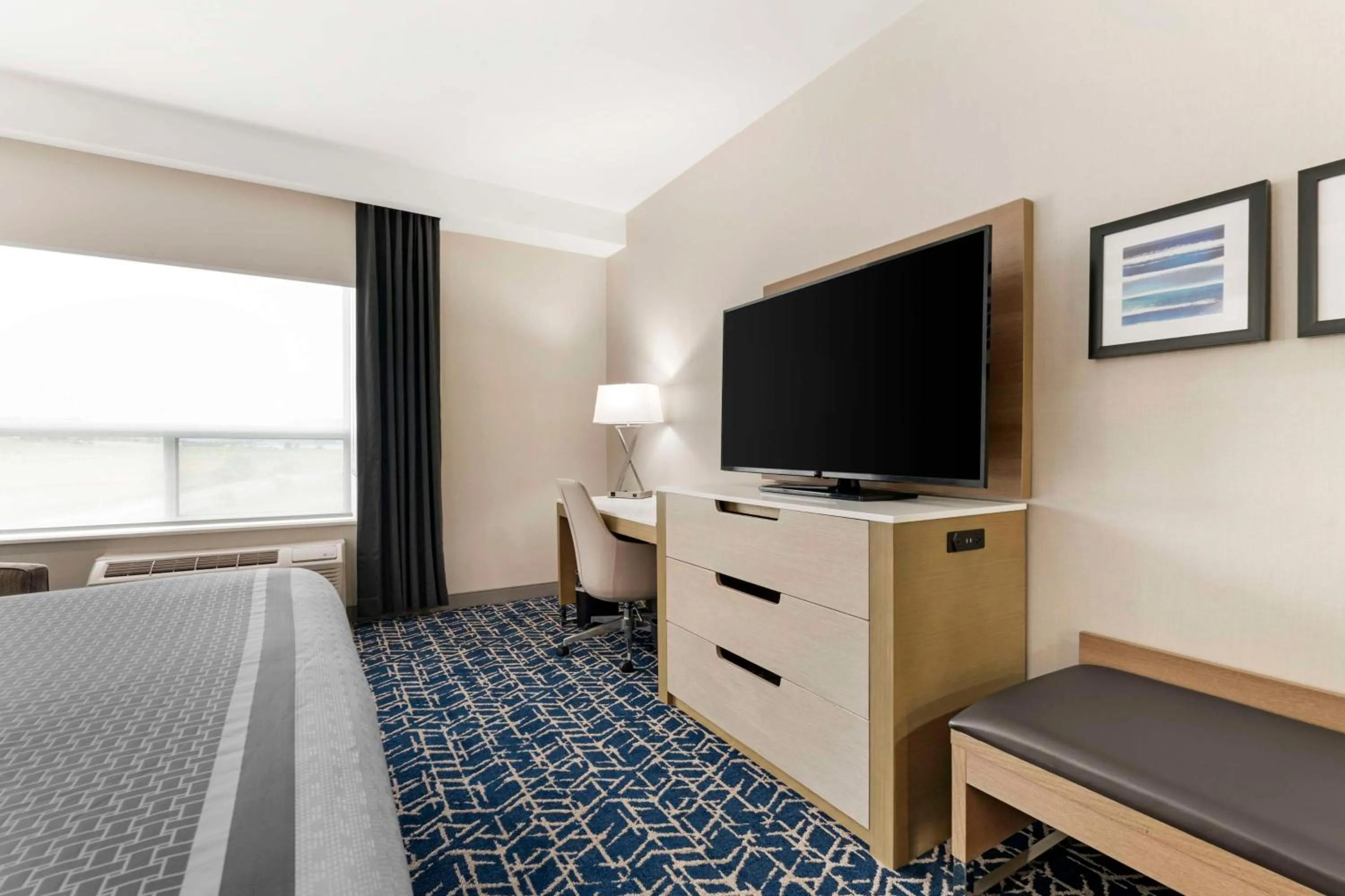 King Suite with Sofa Bed in Best Western Premier Route 97 Vernon