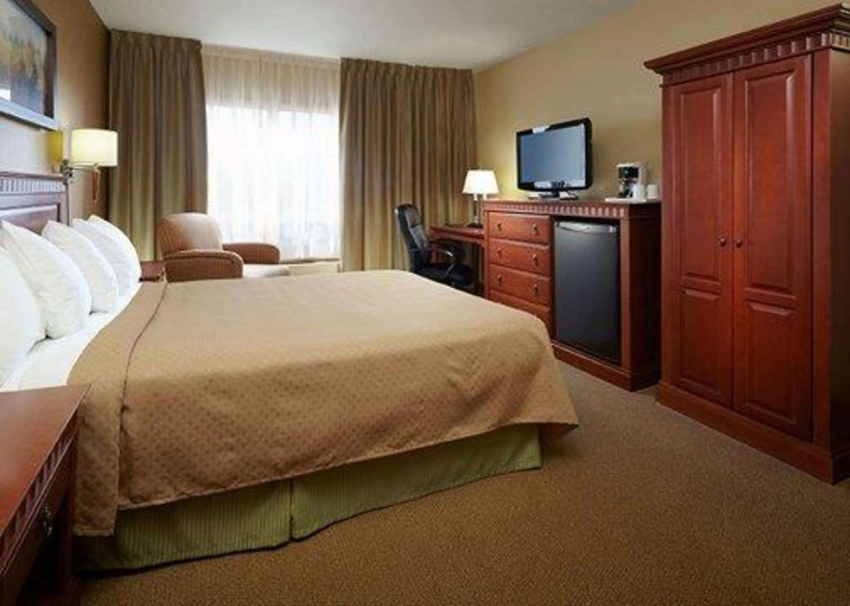 Queen Room - Non-Smoking in Quality Inn & Suites PE Trudeau Airport