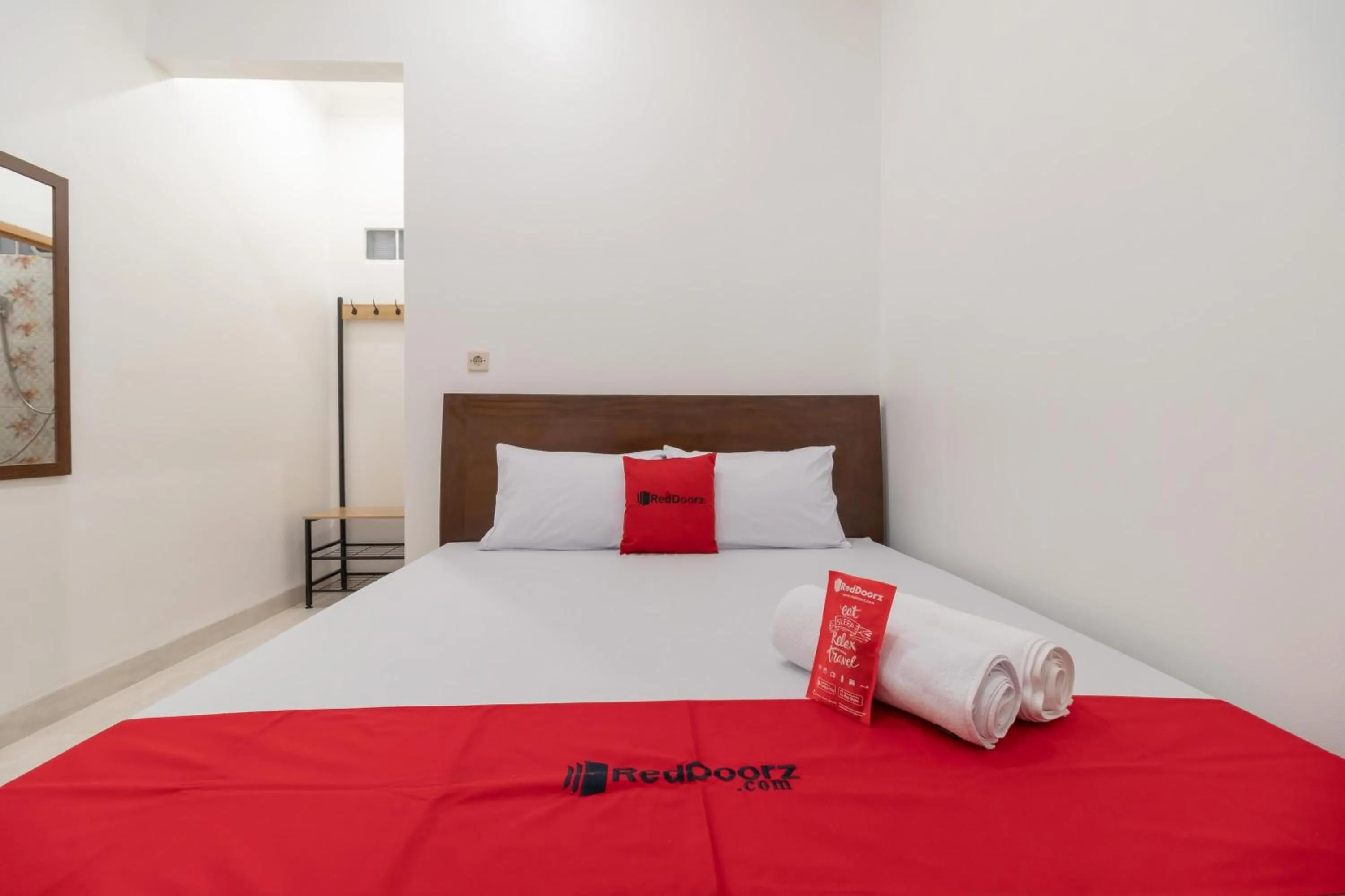 Double Room - single occupancy in RedDoorz Syariah near Summarecon Mall Bekasi