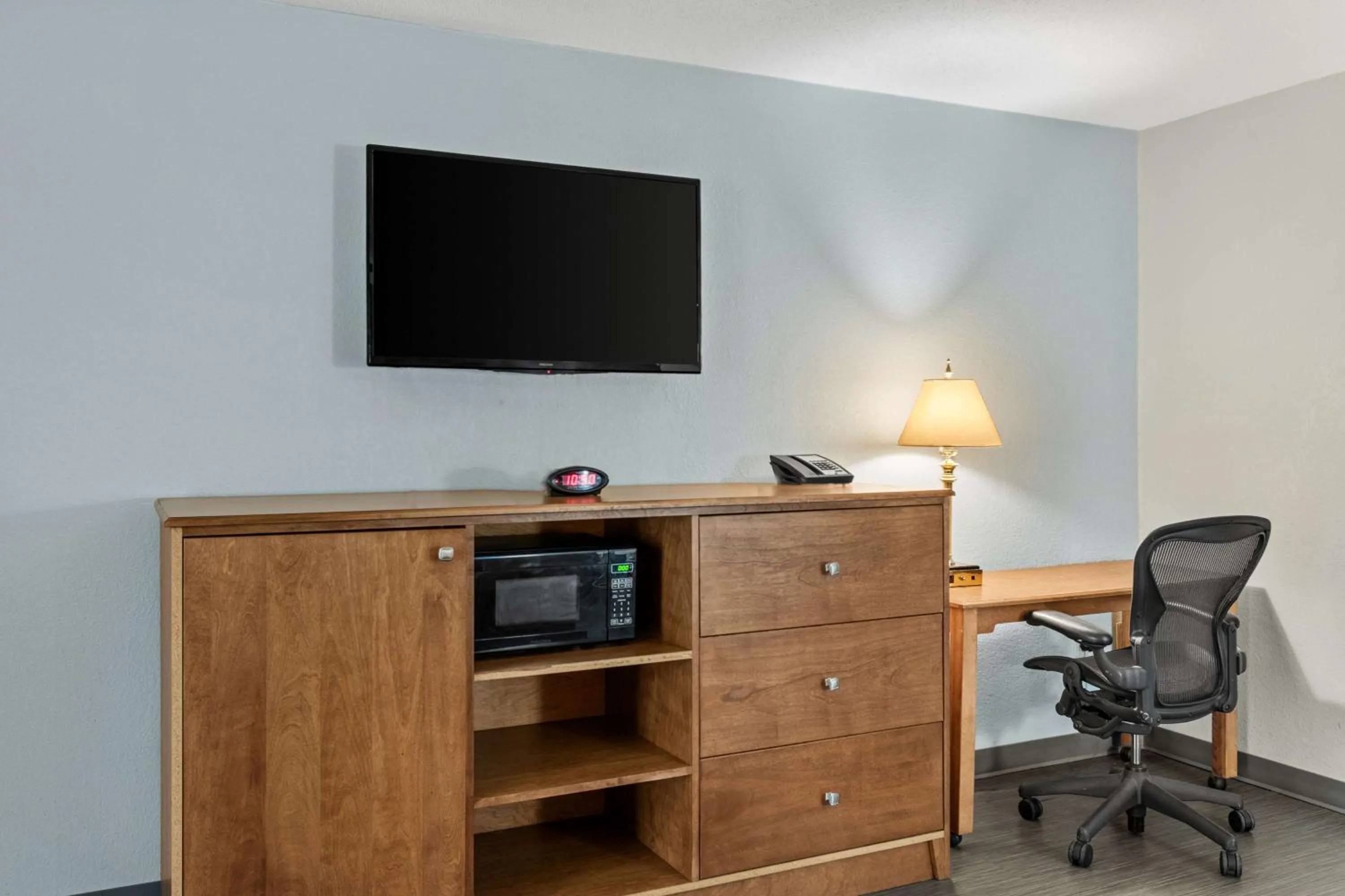 1 King Bed Non Smoking in Americas Best Value Inn Carlisle