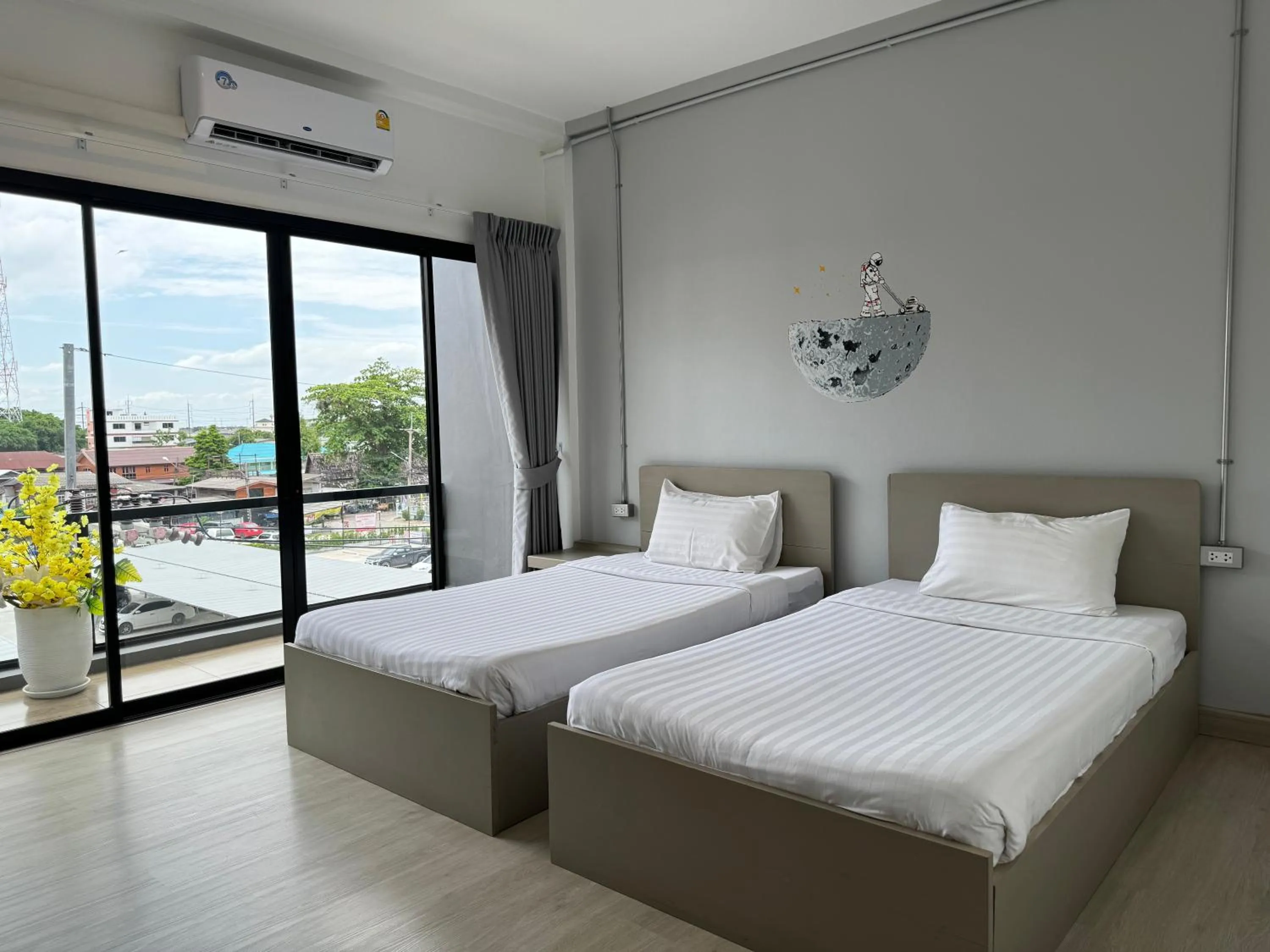 Standard Twin Room with Balcony in Luka House