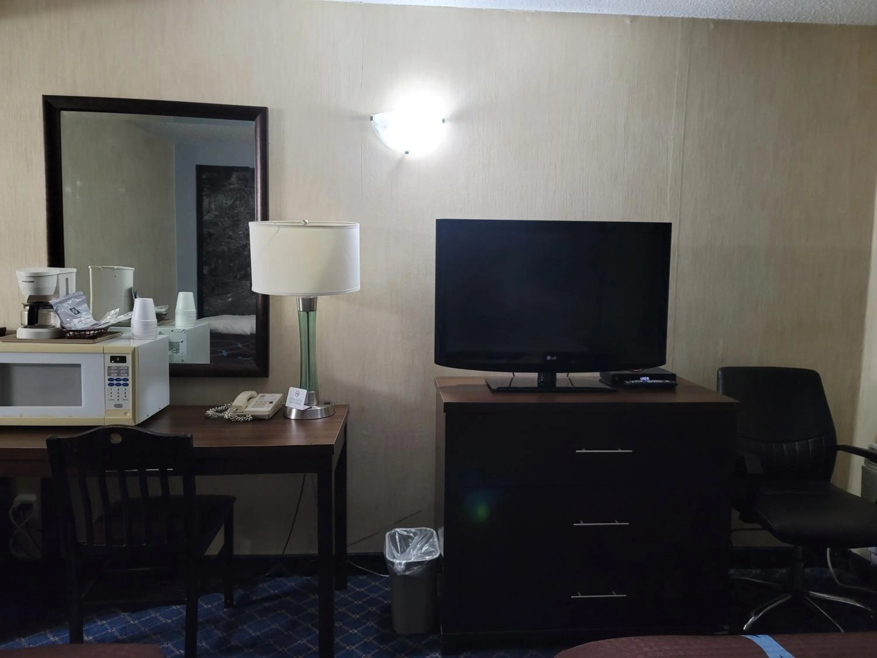 Standard Queen Room in Super 8 North Red Deer