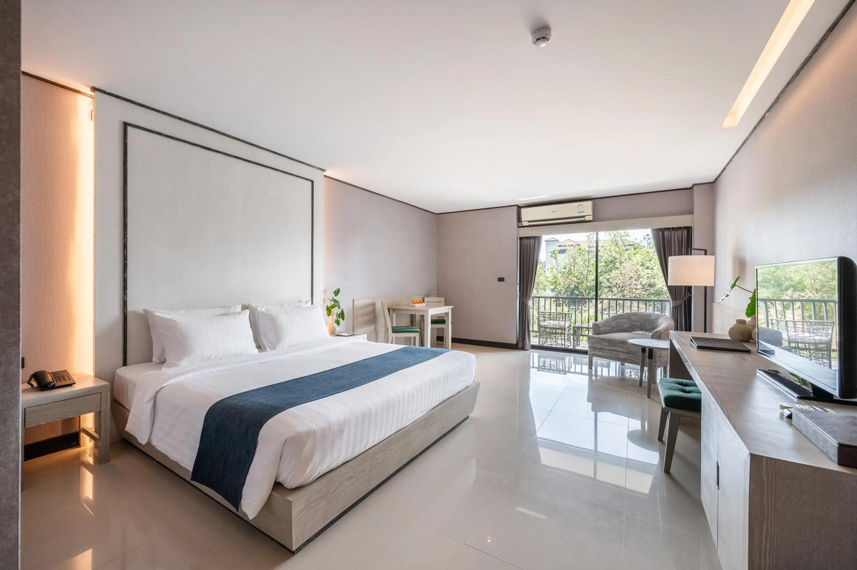 Deluxe Double or Twin Room in Manhattan Pattaya Hotel - SHA Extra Plus