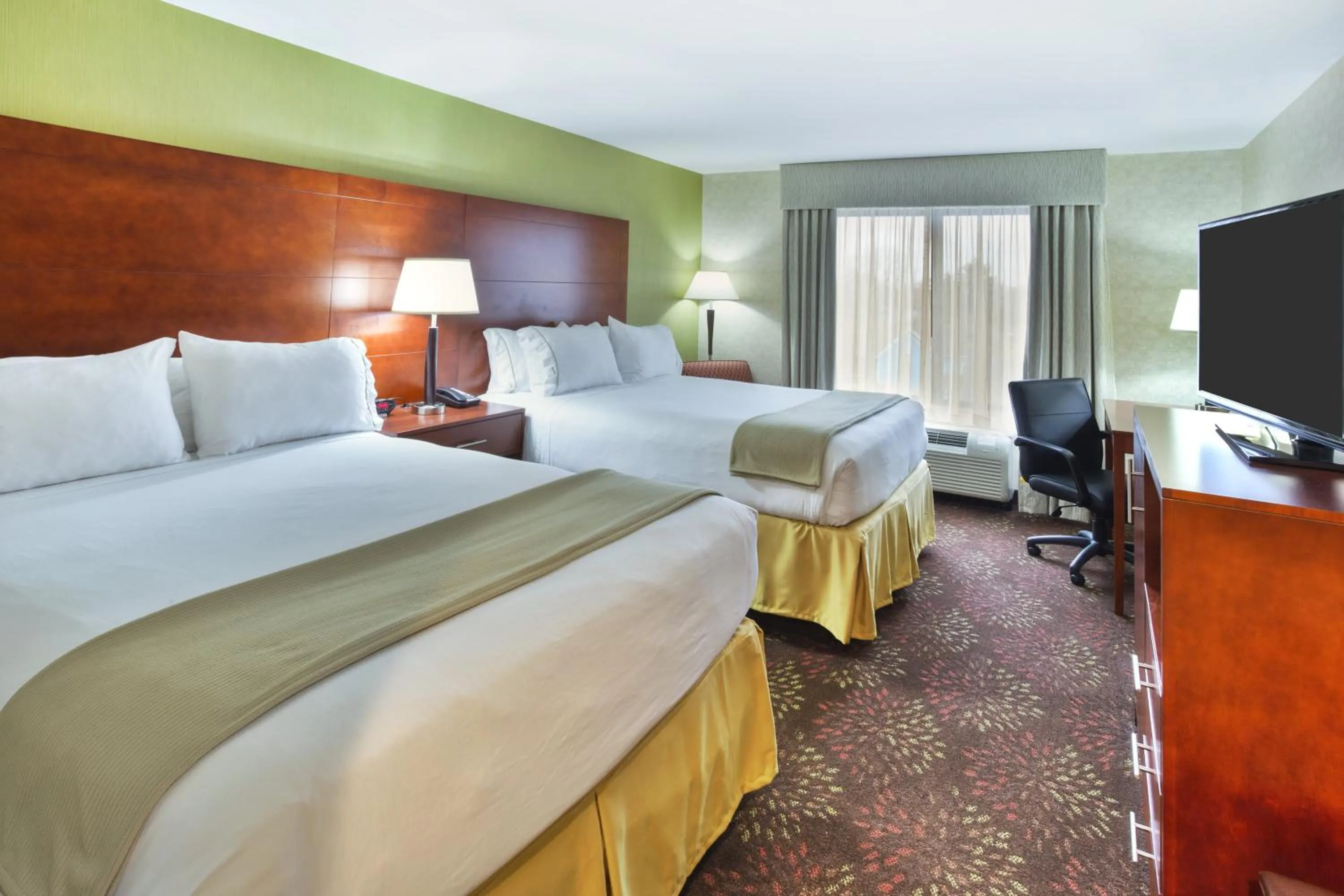 Queen Room with Two Queen Beds- Hearing Accessible Roll in Shower/Non-Smoking in Holiday Inn Express Frankenmuth by IHG