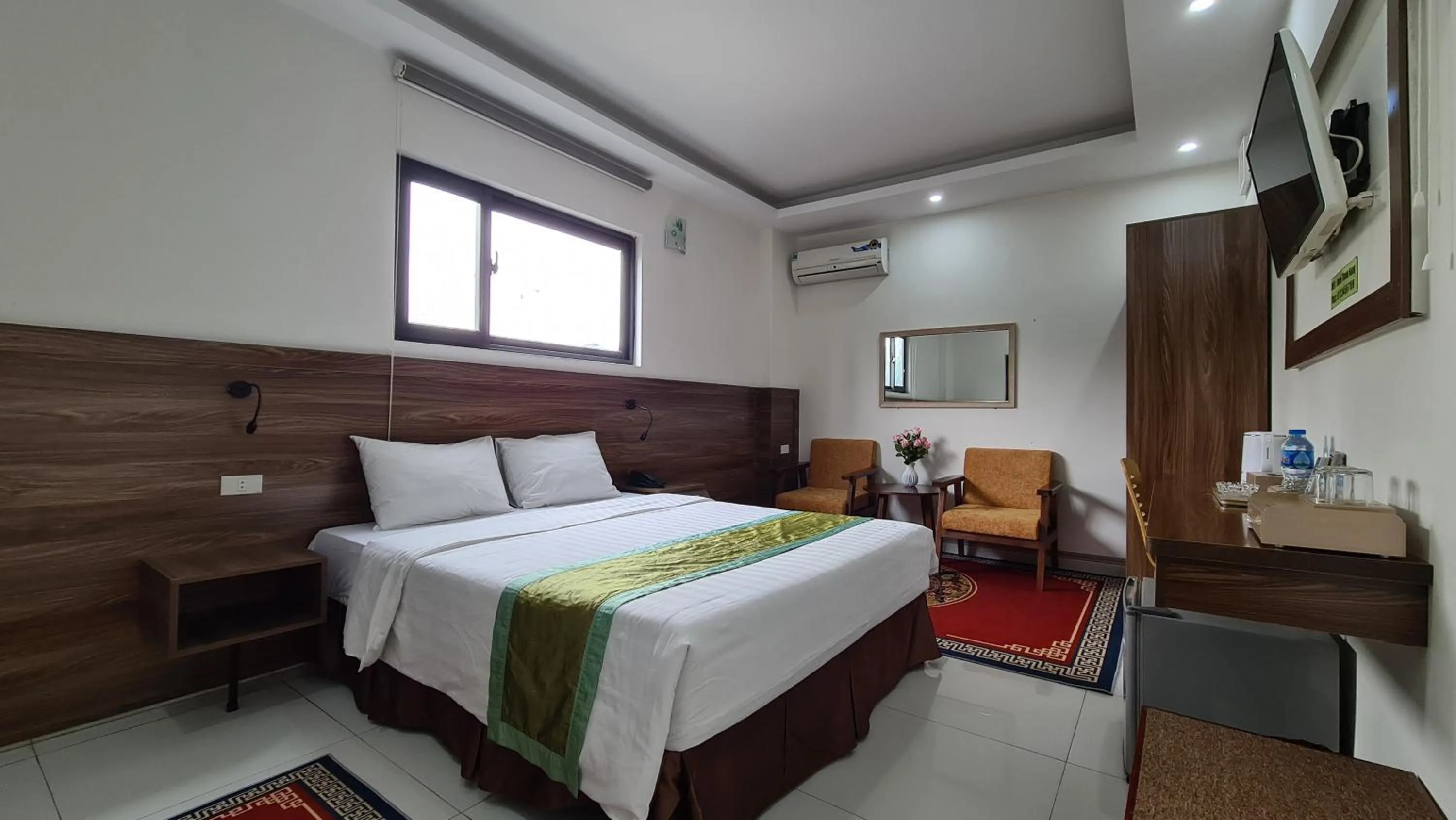 Superior Queen Room in Thanh Hang Hotel near Emerald My Dinh