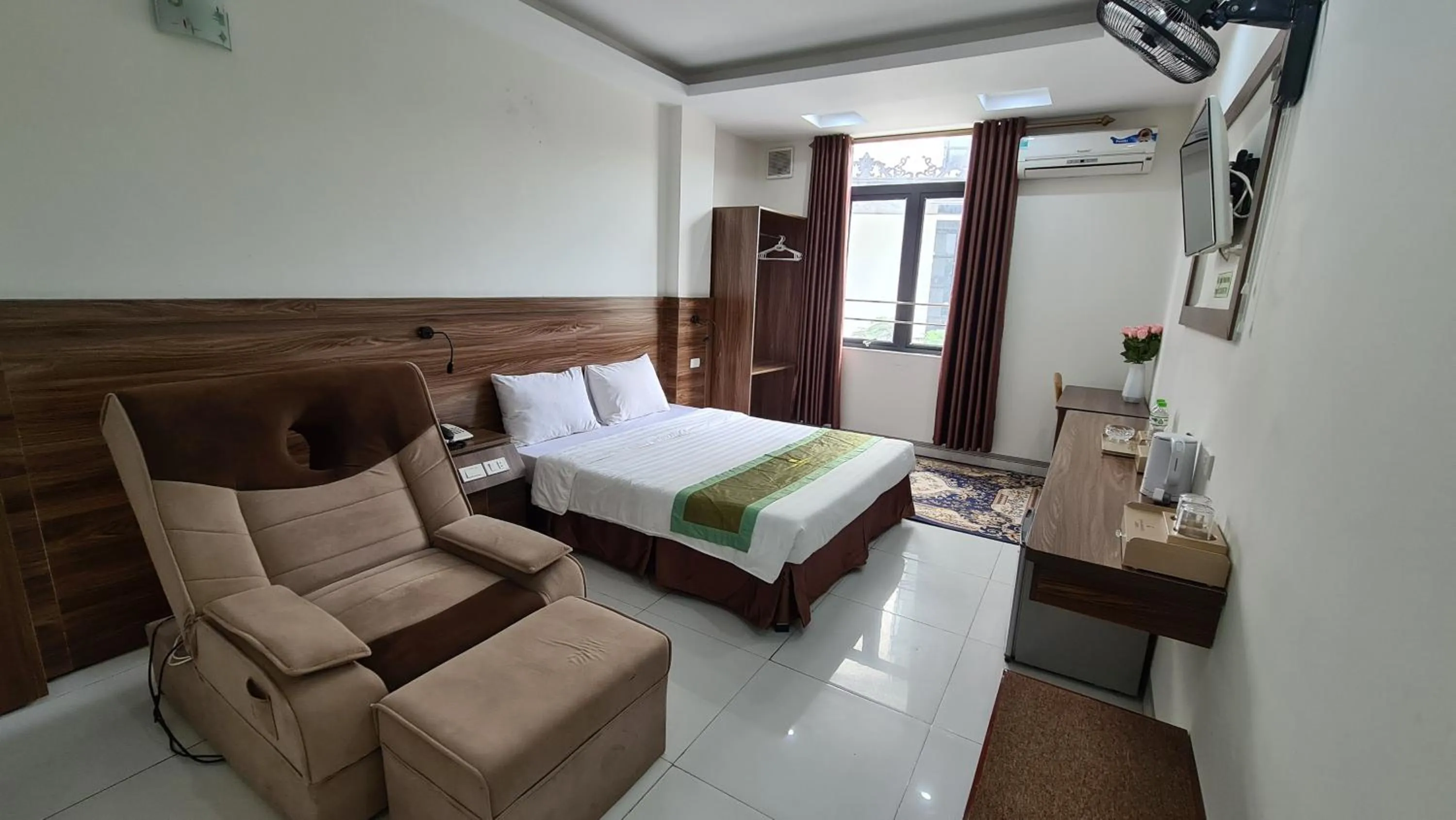 Deluxe Double Room in Thanh Hang Hotel near Emerald My Dinh