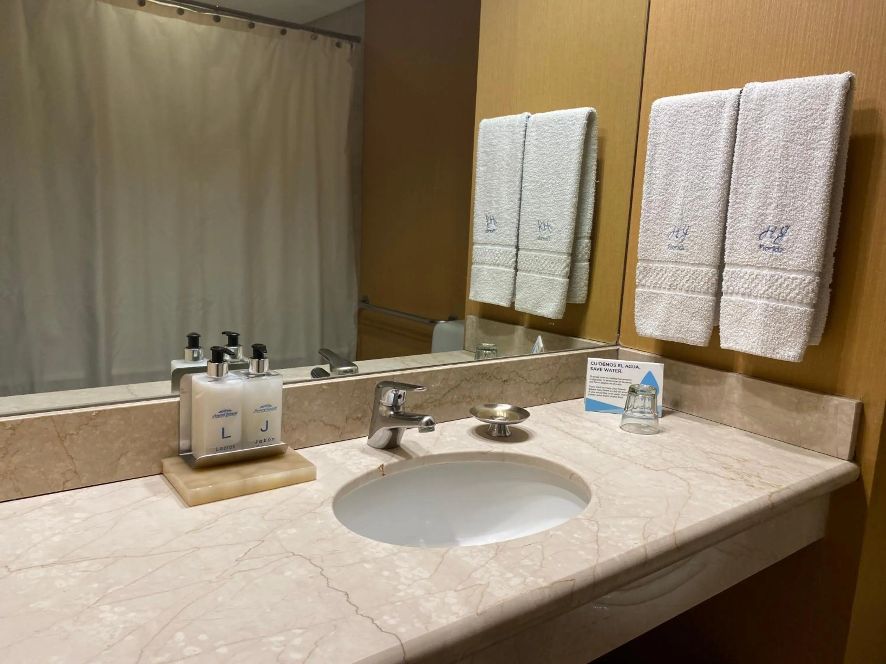Mobility Accessible Queen Room in Howard Johnson Plaza by Wyndham Buenos Aires Florida Street