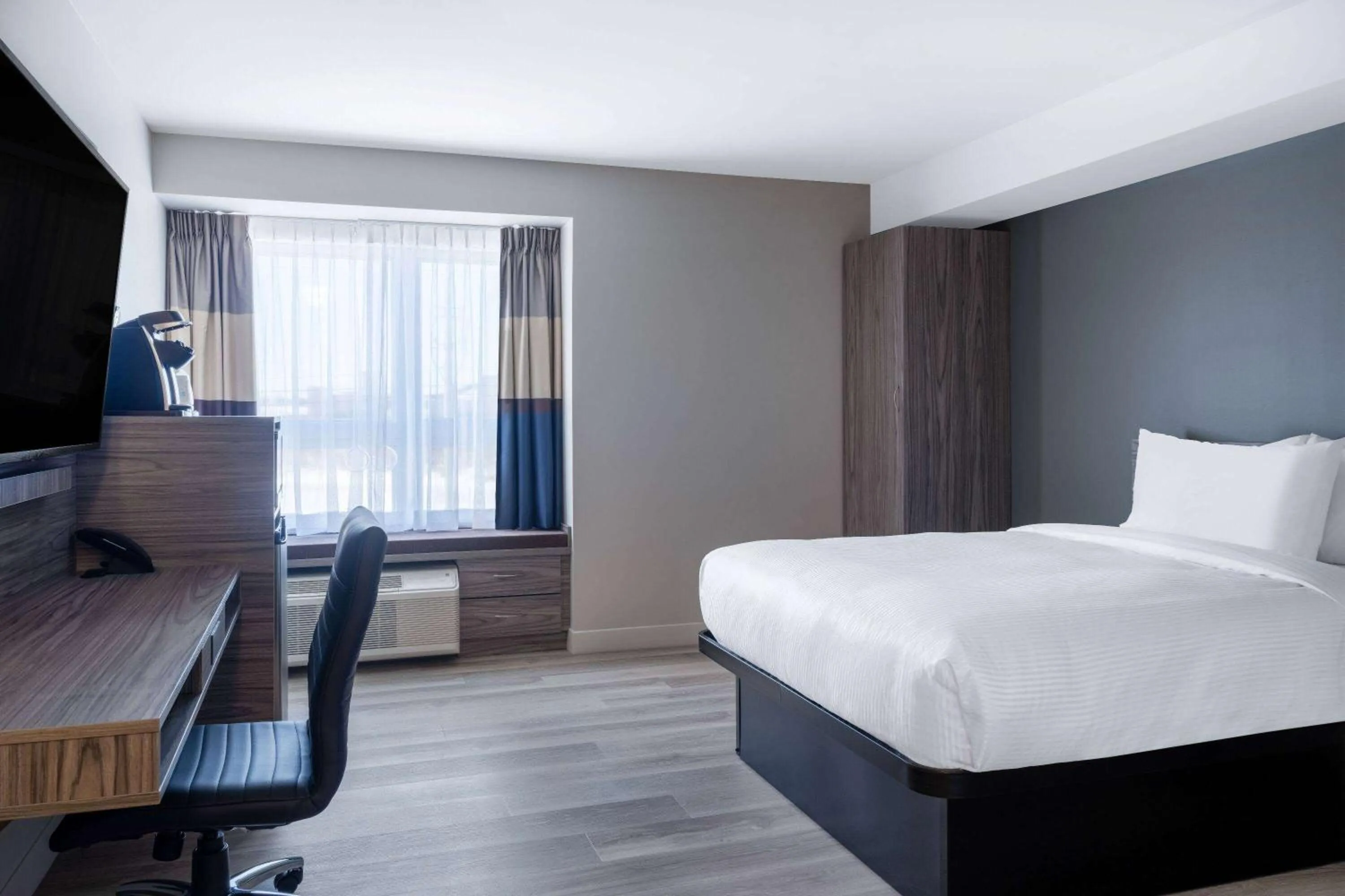 Queen Room with Roll-In Shower - Mobility Accessible/Non-Smoking in Microtel Inn & Suites by Wyndham Kanata Ottawa West