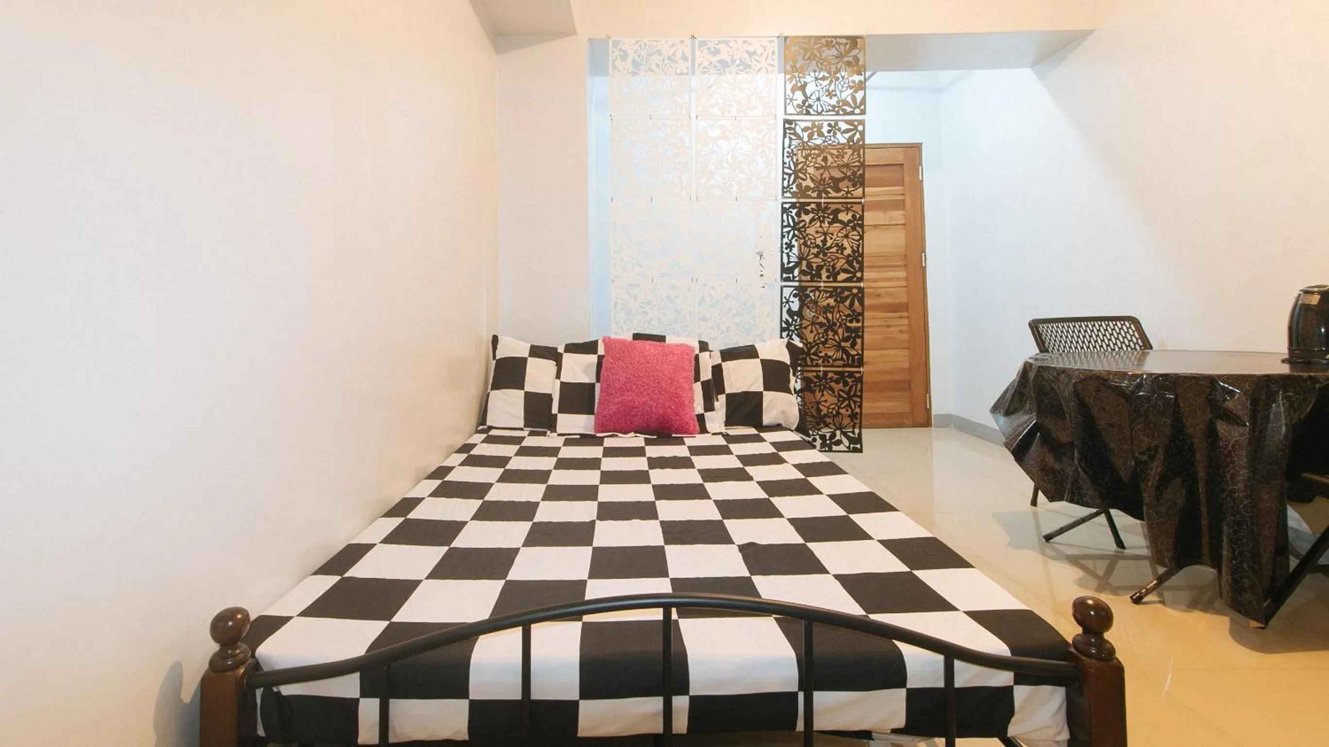 Standard Double Room in Budget Backpackers Transient House near NAIA by RedDoorz