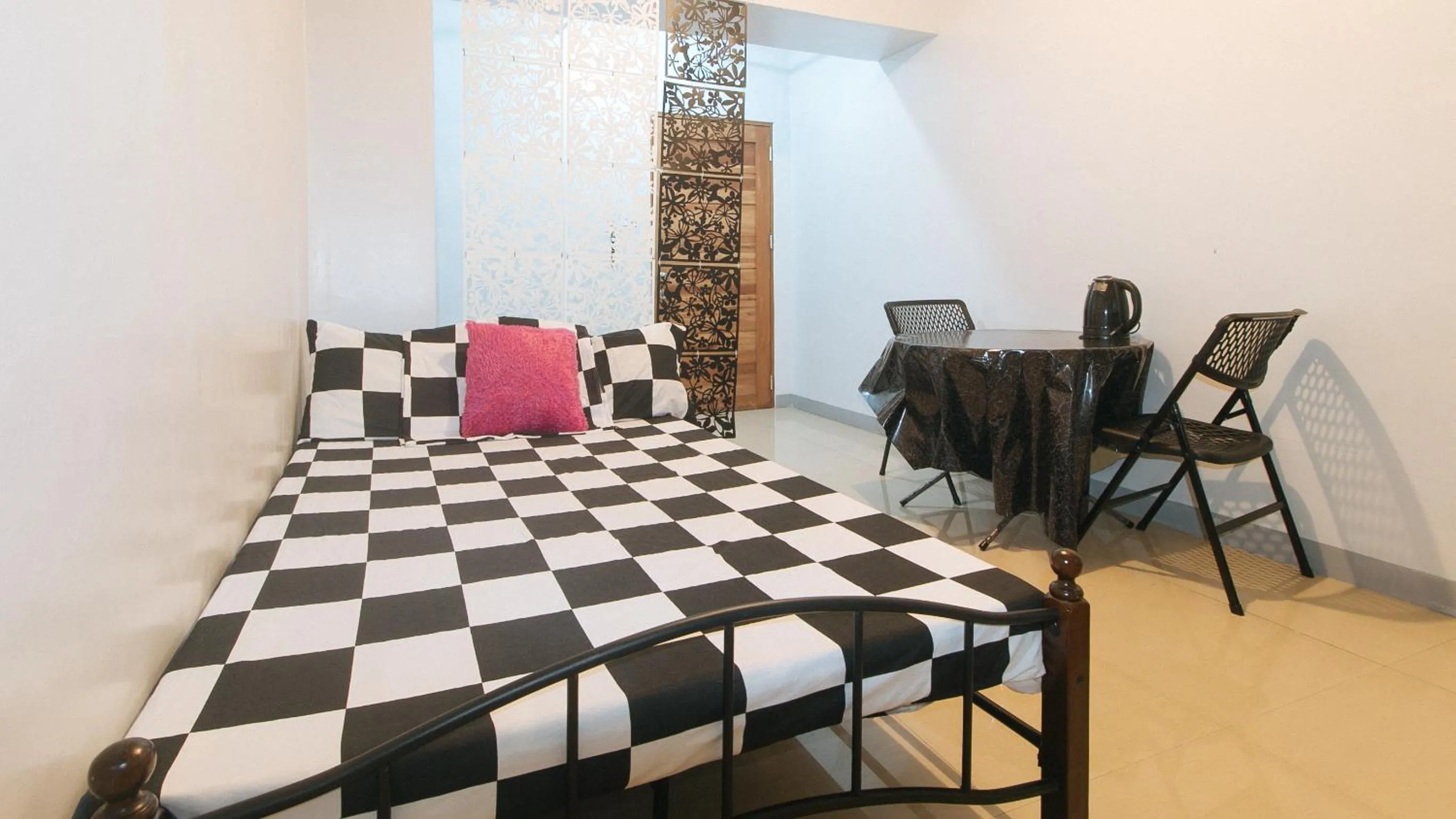 Standard Double Room in Budget Backpackers Transient House near NAIA by RedDoorz