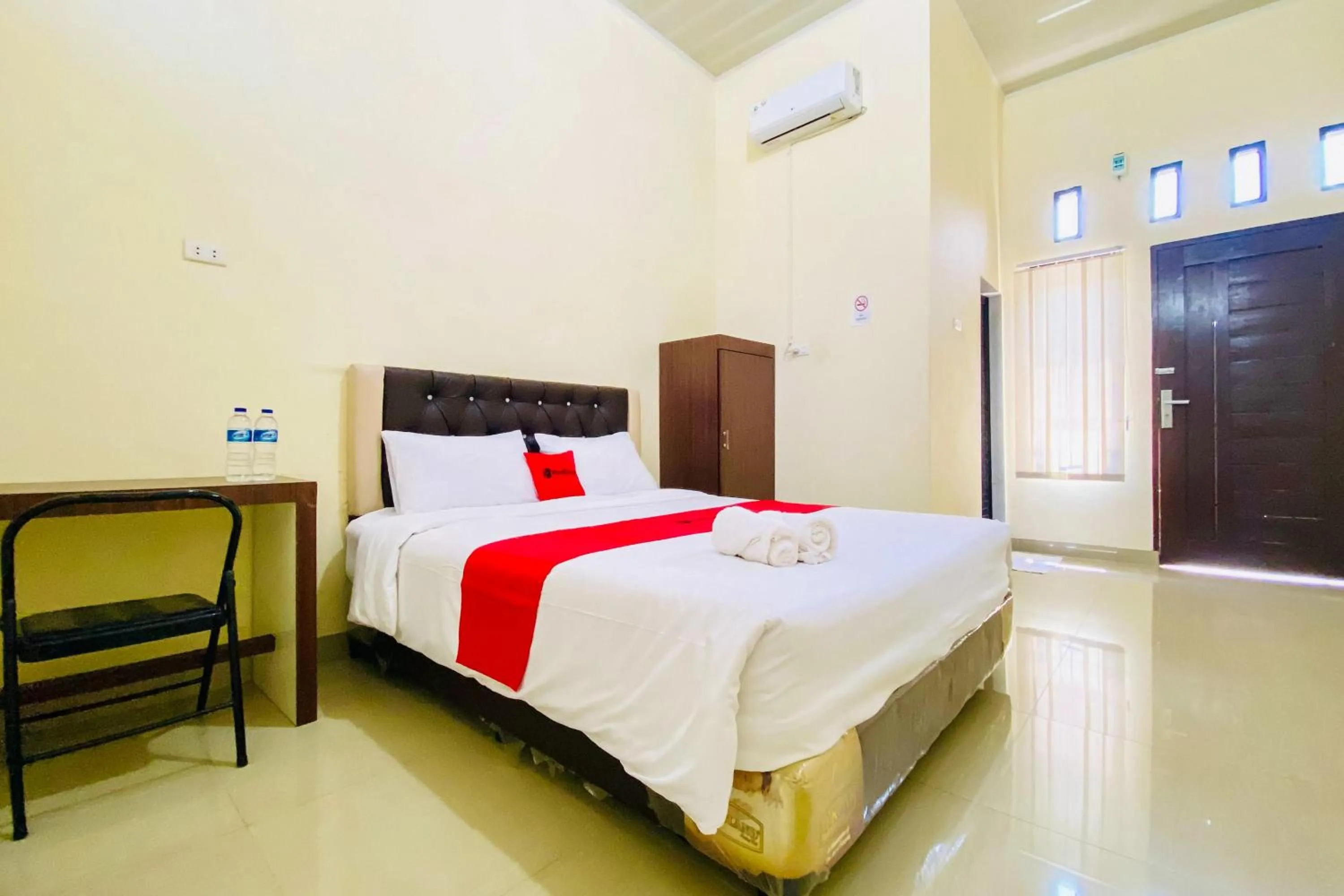 Standard Double Room in RedDoorz at Shine Guest House Tebing Tinggi