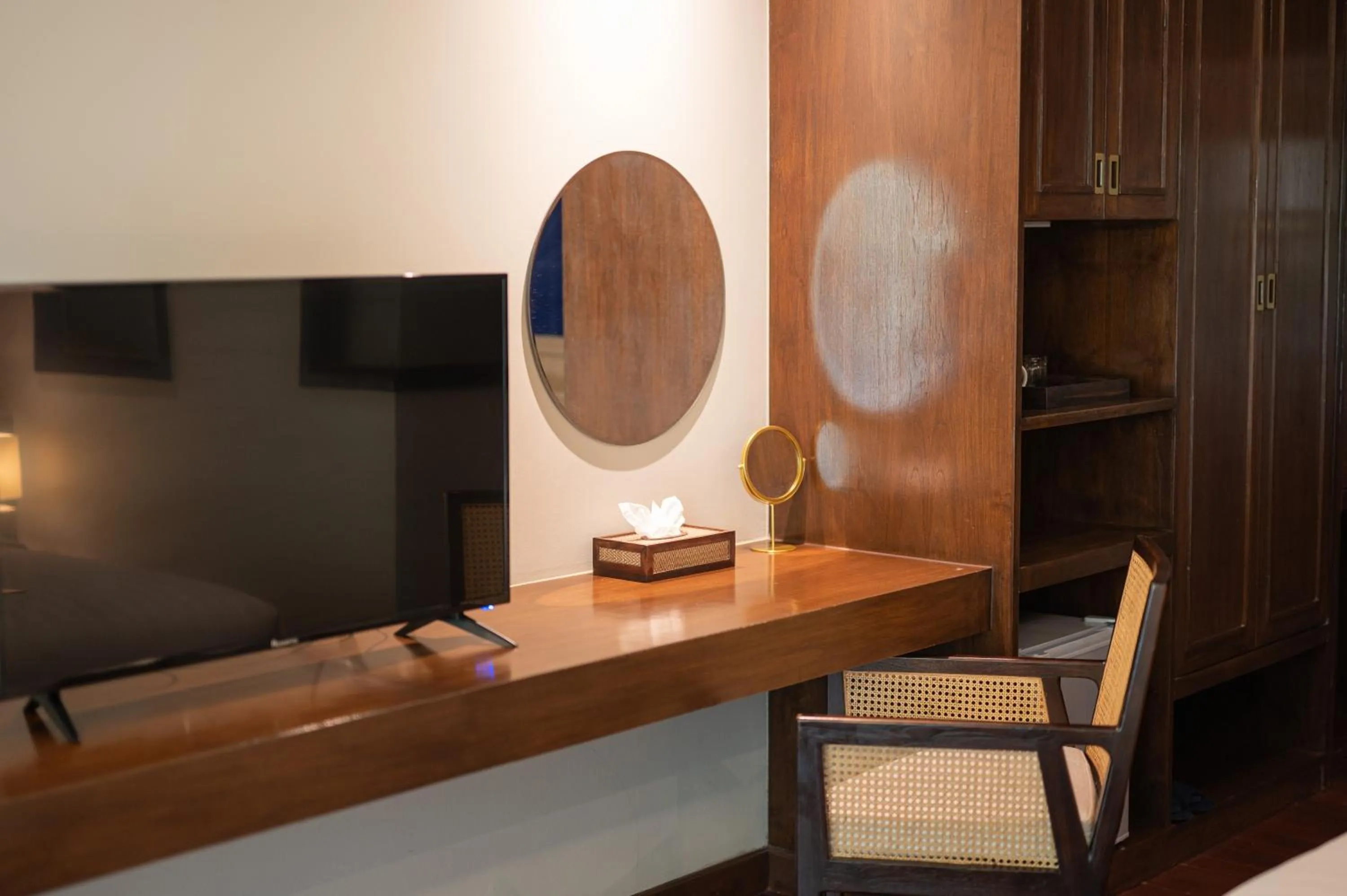 Deluxe Twin Room in At Gate Thaphae Hotel