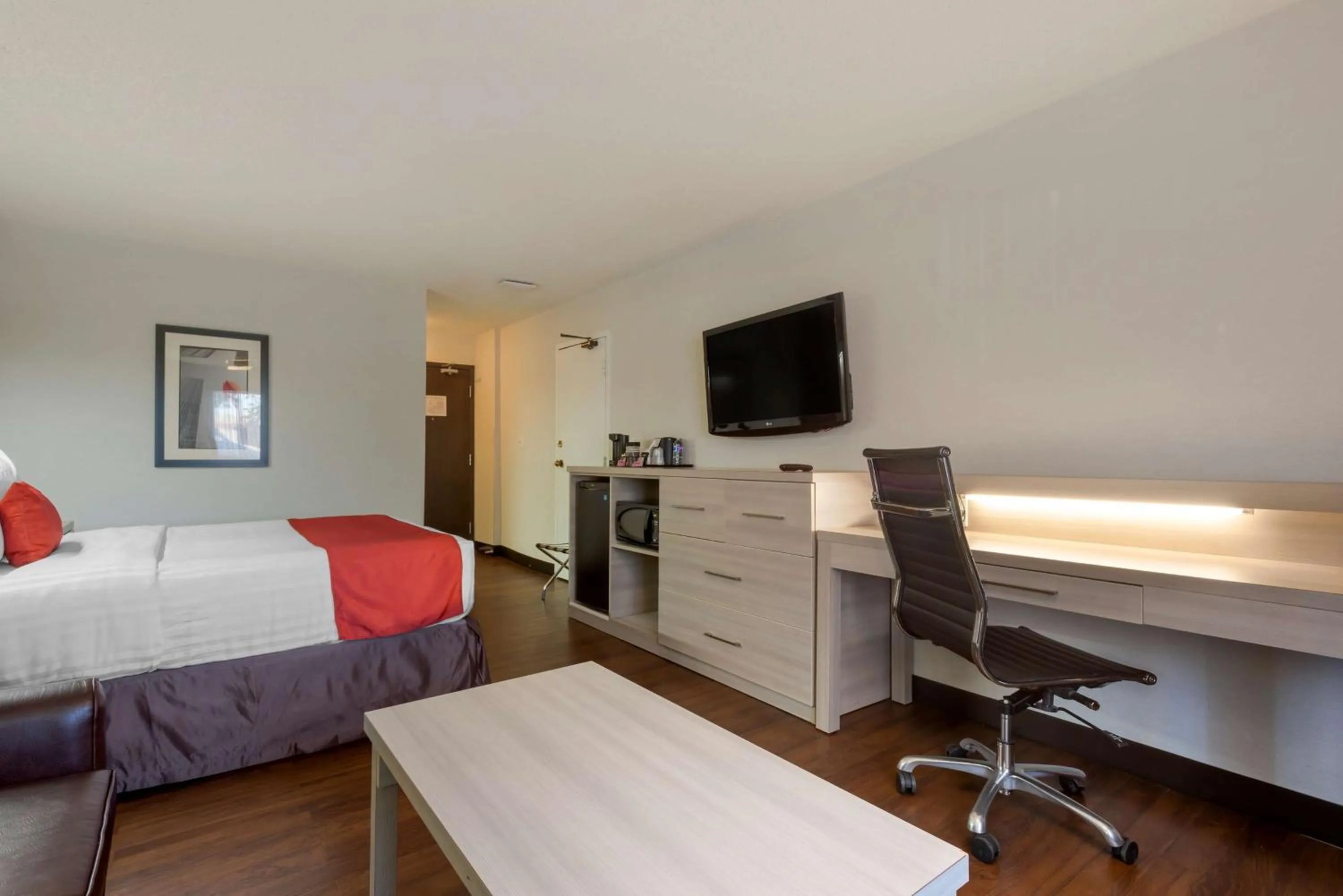 Queen Room - Pet Friendly/Non-Smoking in Best Western Plus Village Park Inn