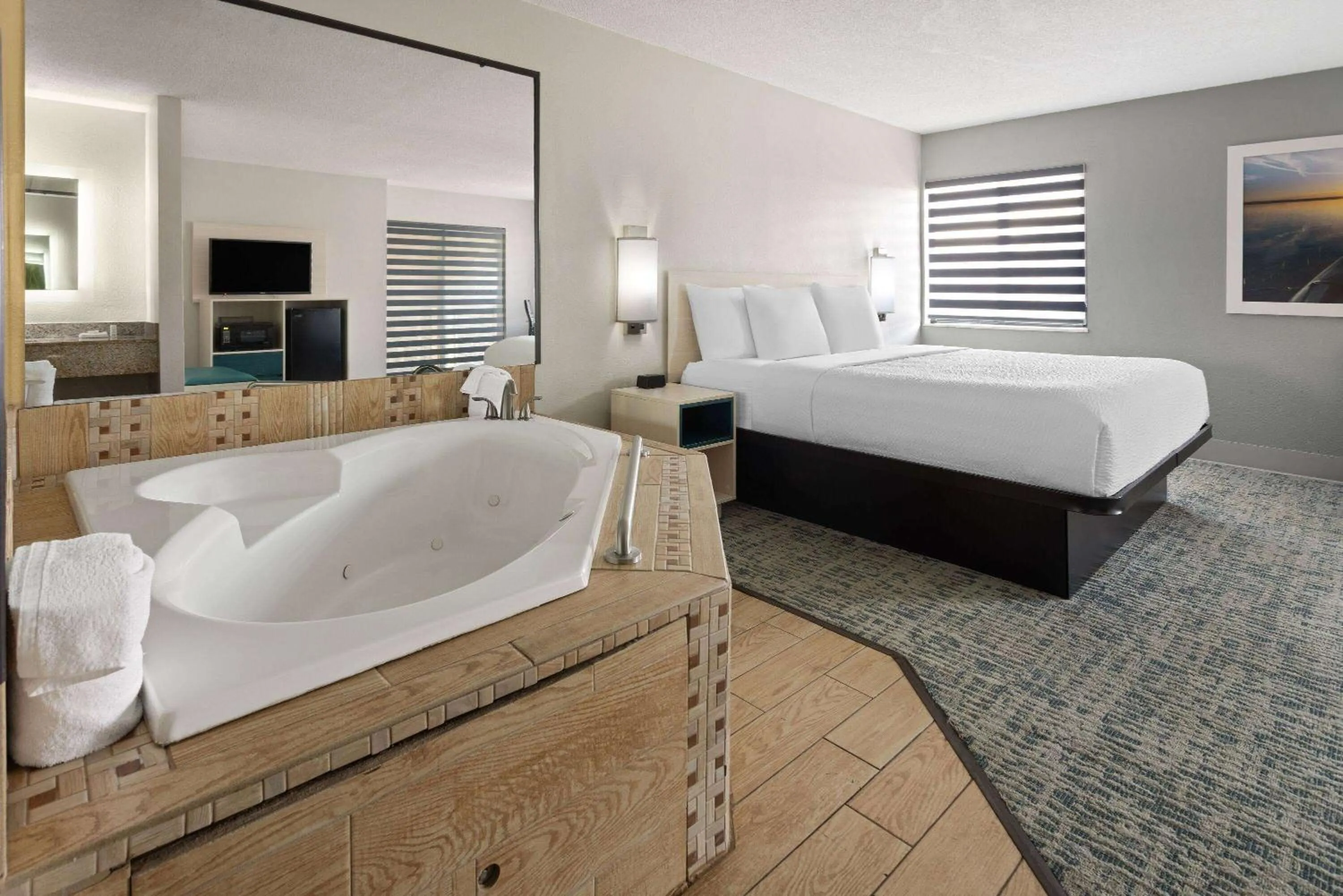 King Suite - Non-Smoking in Baymont by Wyndham LaGrange