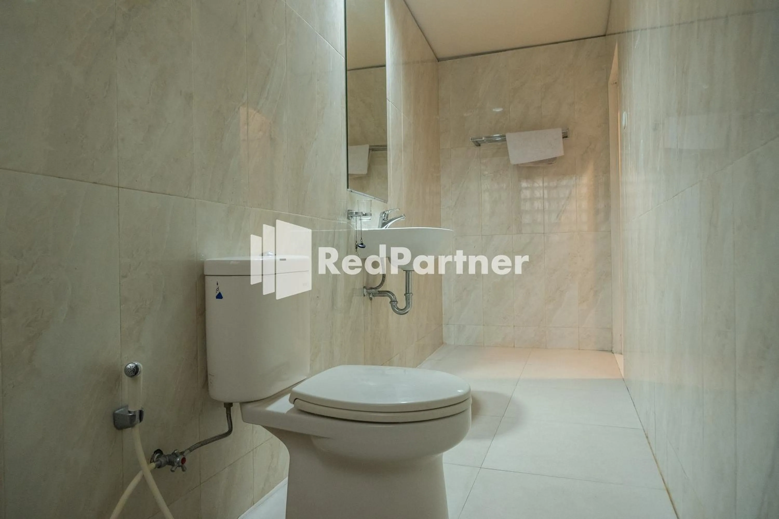 Superior Queen Room in Villa Dora Jogja near Malioboro Area Mitra RedDoorz