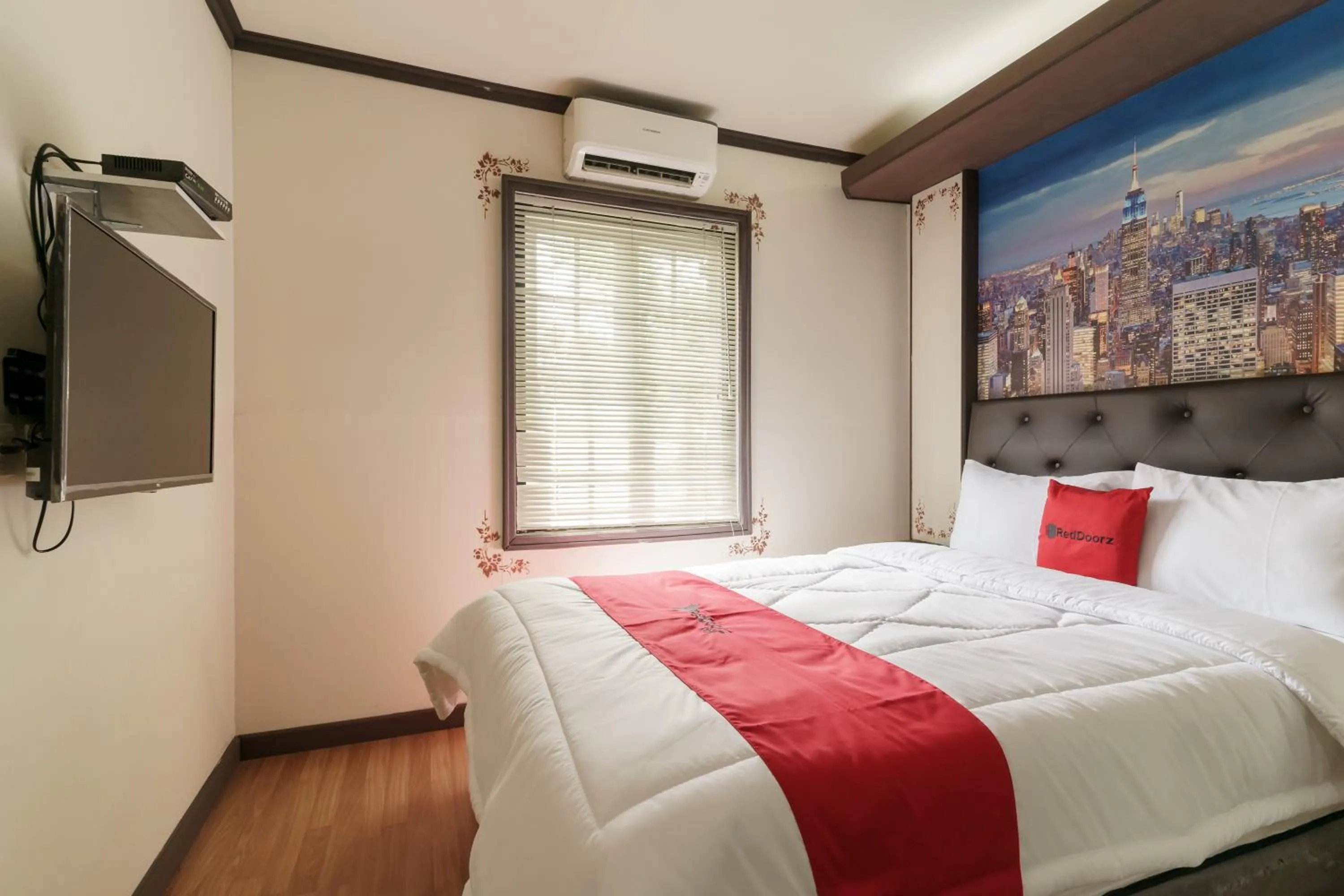 Deluxe Room in RedDoorz Plus @ Pondok Labu