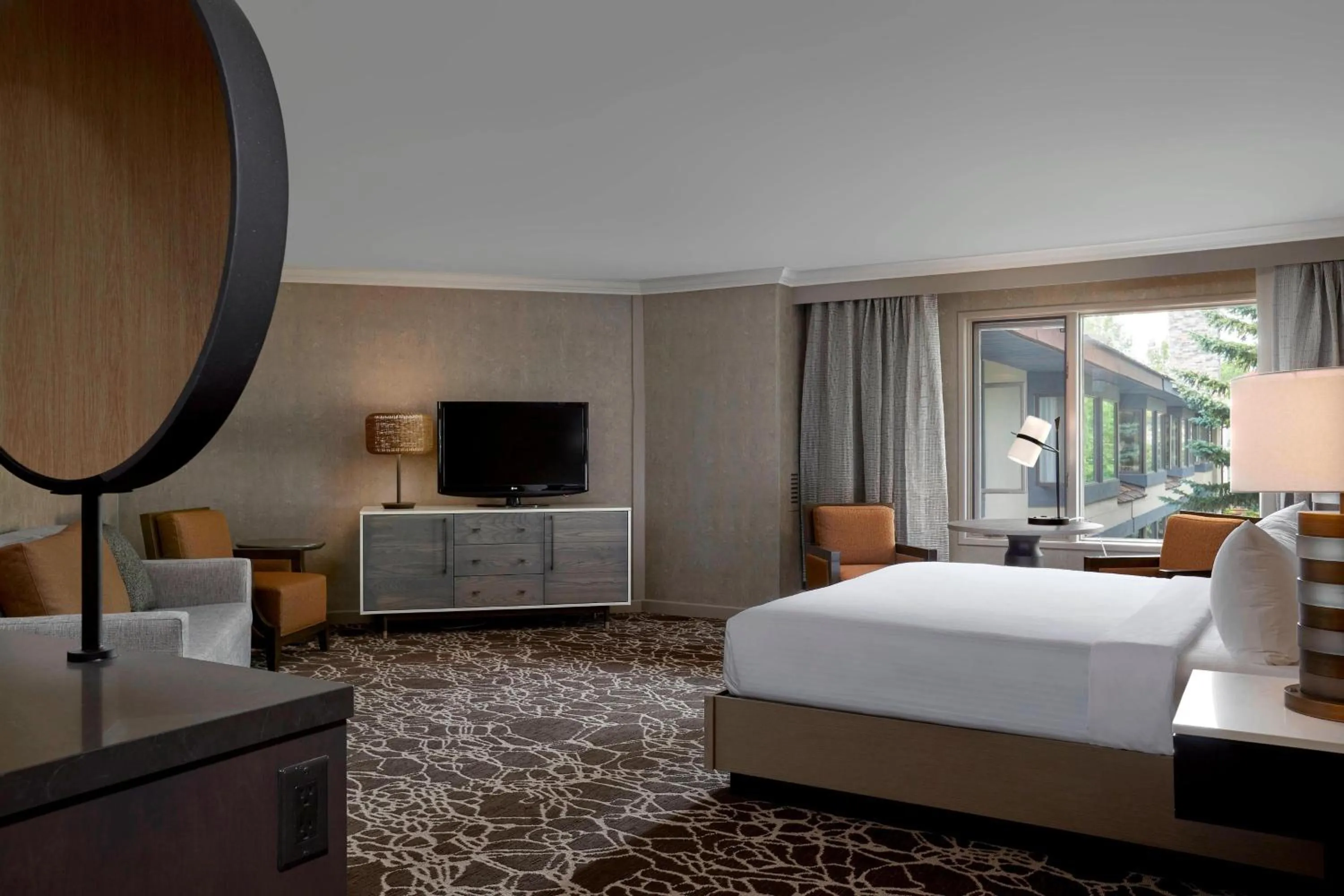 Deluxe King Guest Room in Kananaskis Mountain Lodge, Autograph Collection