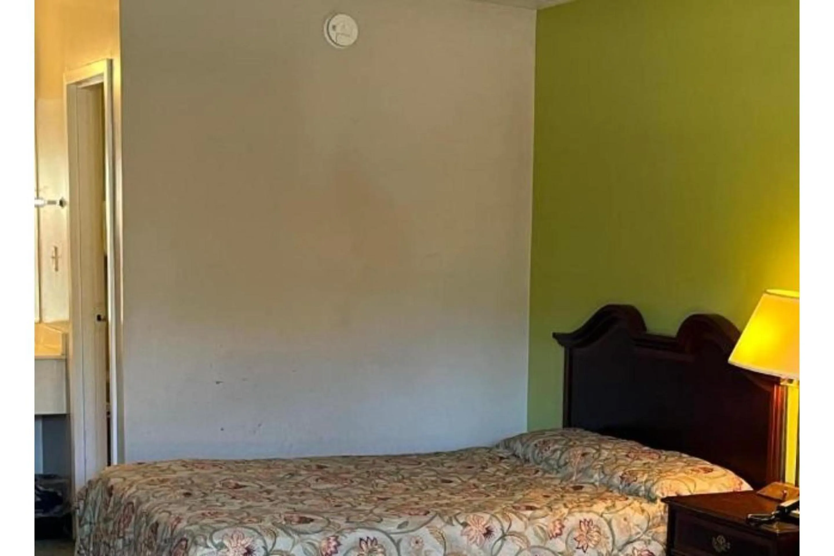 King Room - Non-Smoking in Motel 6 Bracey, VA I 85