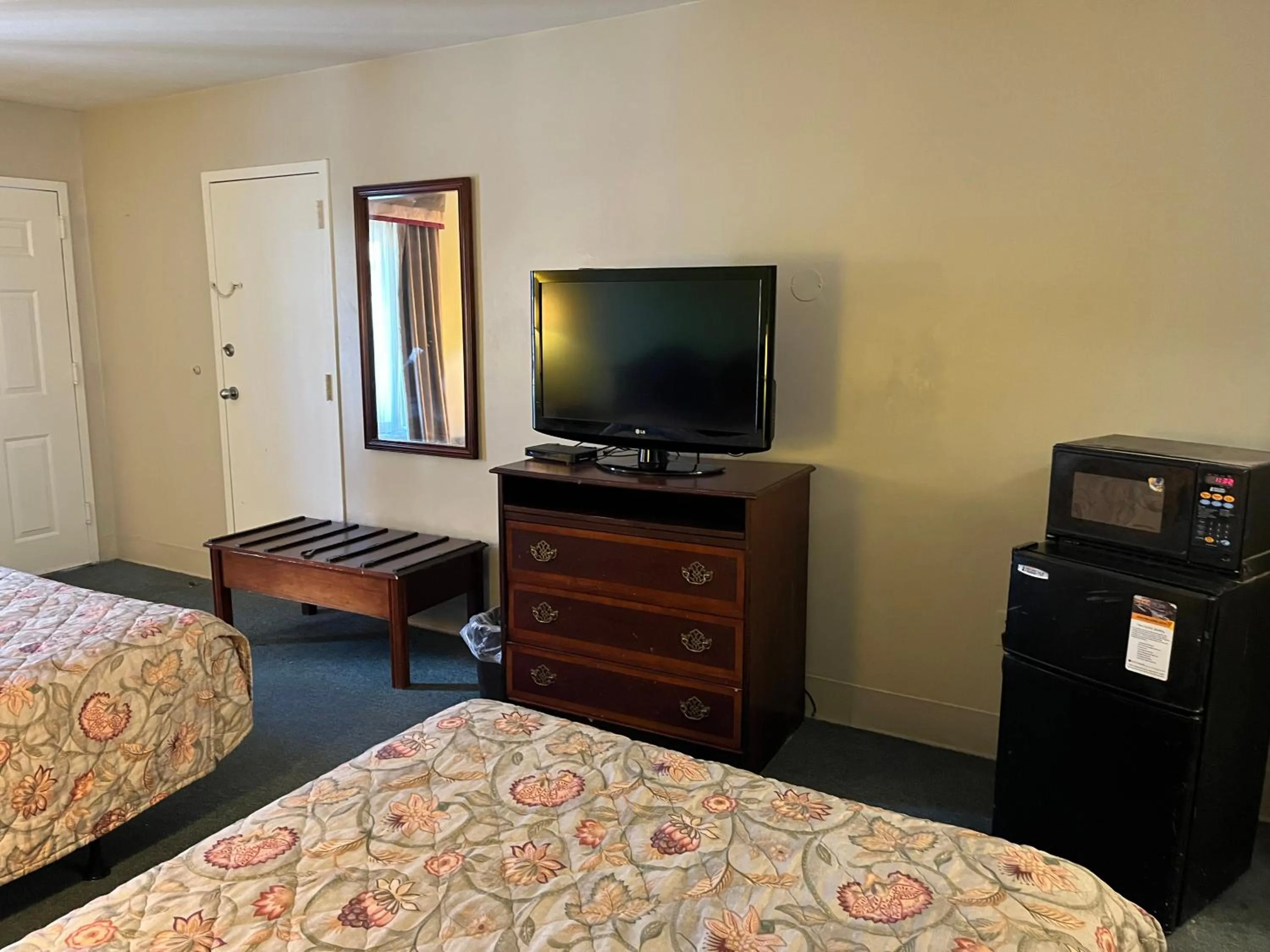 Deluxe Queen Room with Two Queen Beds - Non-Smoking in Motel 6 Bracey, VA I 85