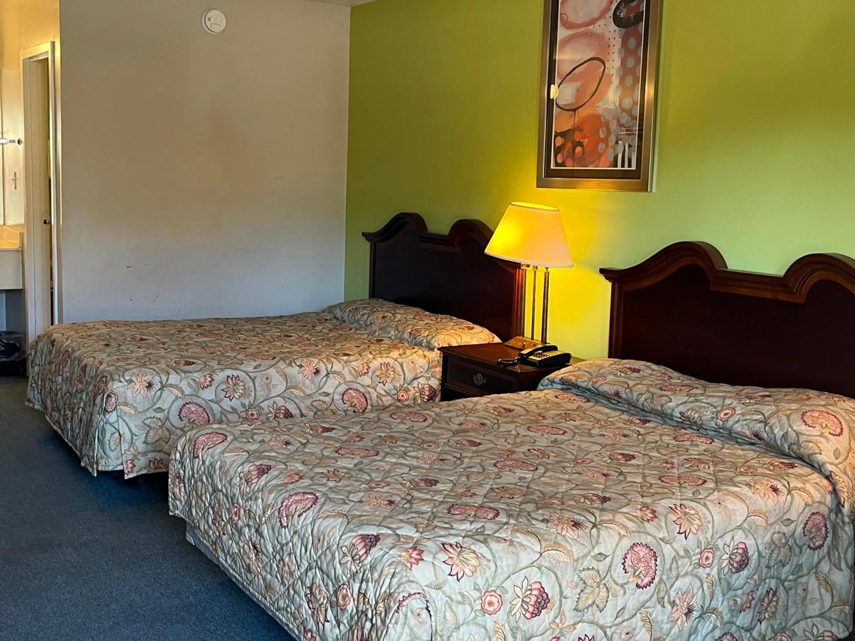 Deluxe Queen Room with Two Queen Beds - Smoking in Motel 6 Bracey, VA I 85