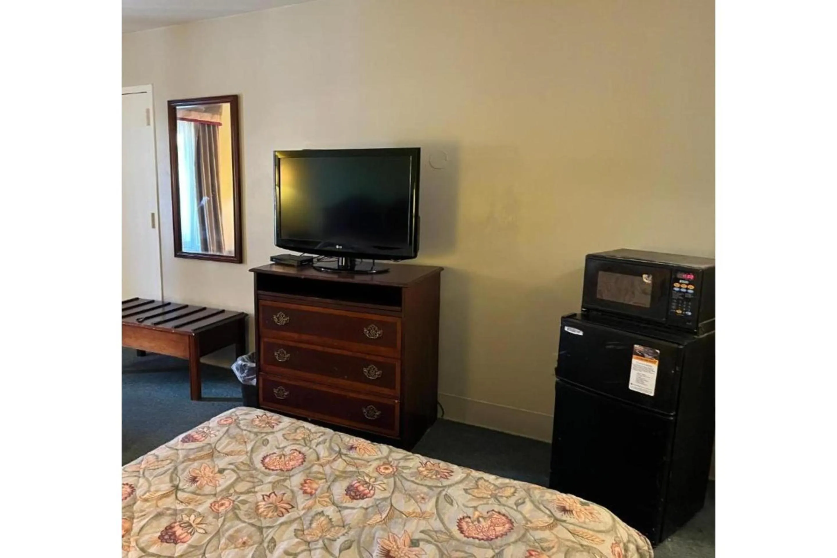 Deluxe King Room - Smoking in Motel 6 Bracey, VA I 85