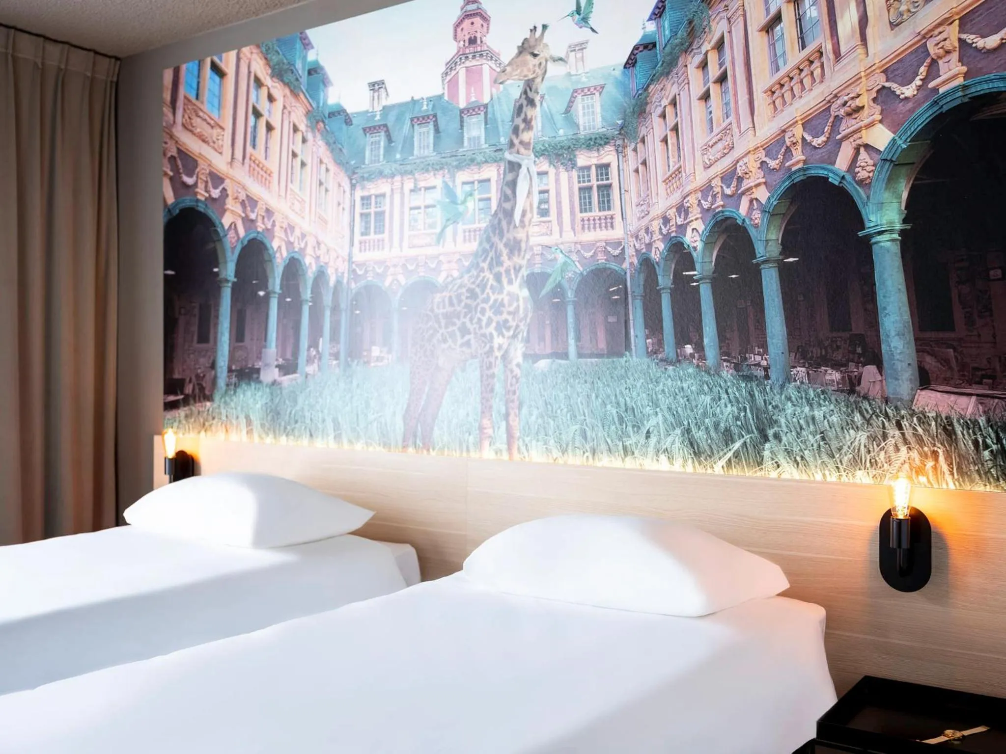 Connecting Rooms with Double Bed and Two Twin Beds in ibis Styles Lille Neuville en Ferrain