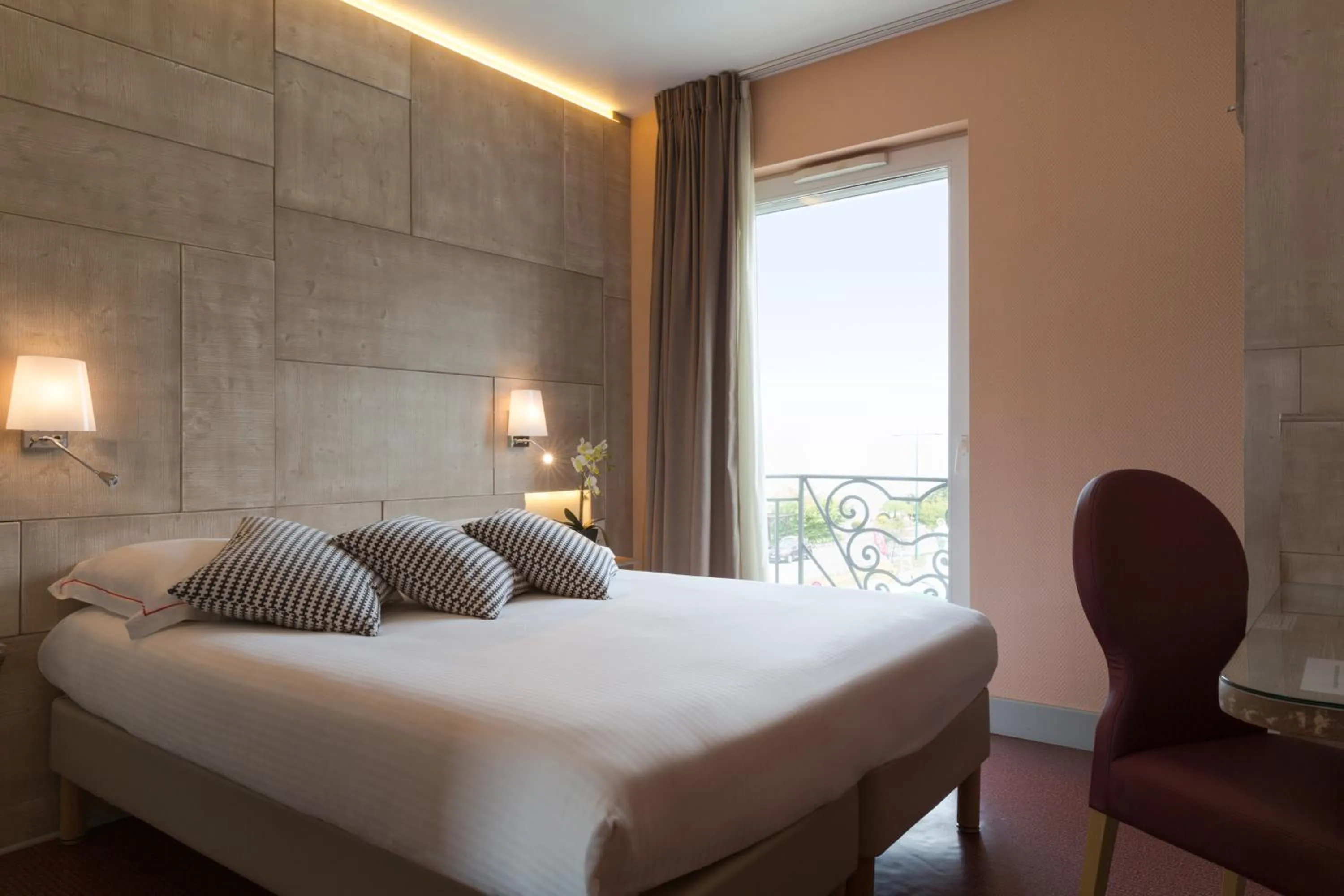 Double Room with Partial Lake View in The Originals Boutique, Hôtel Alizé, Évian-les-Bains