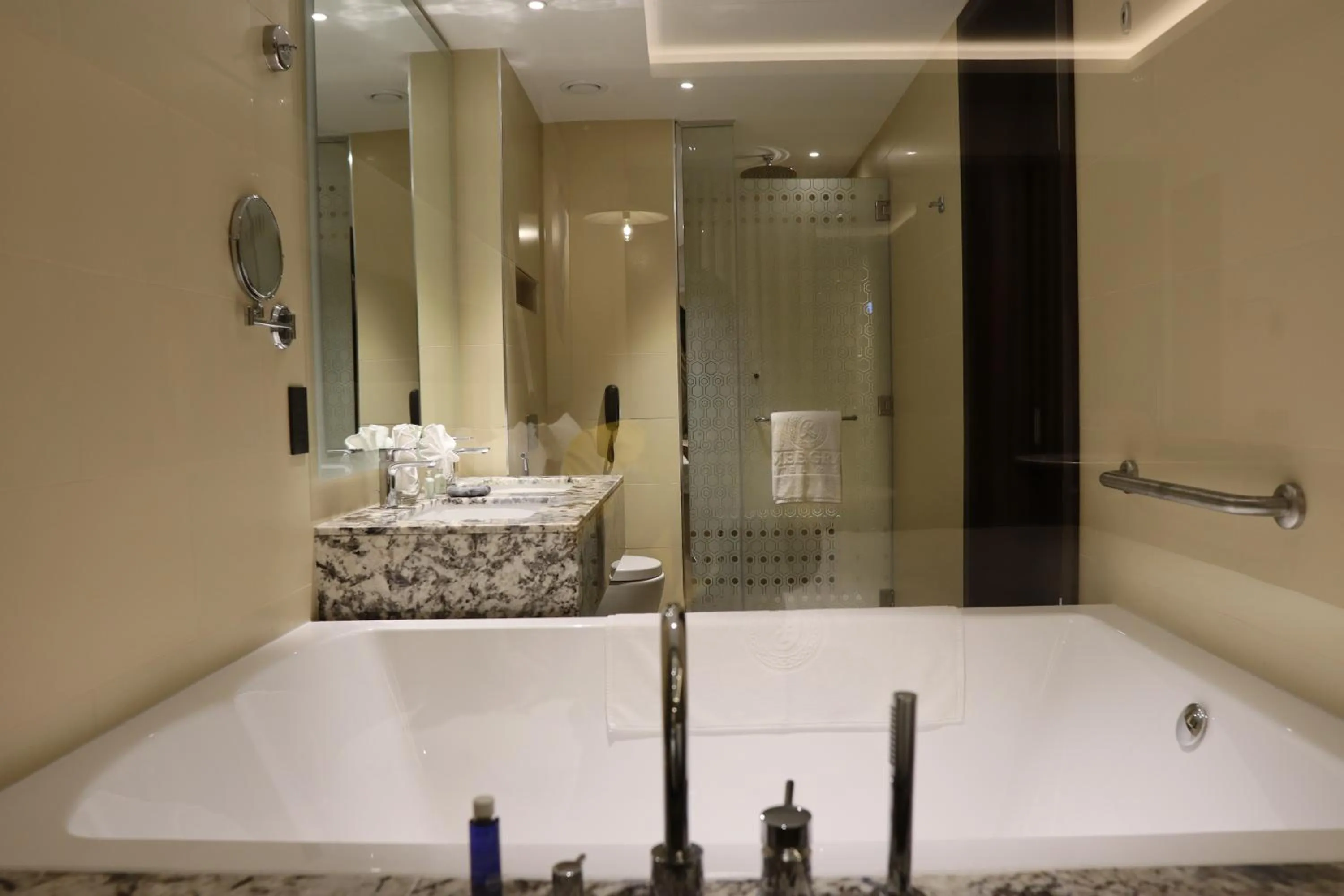 Luxury King Room in Ramee Dream Hotel Downtown