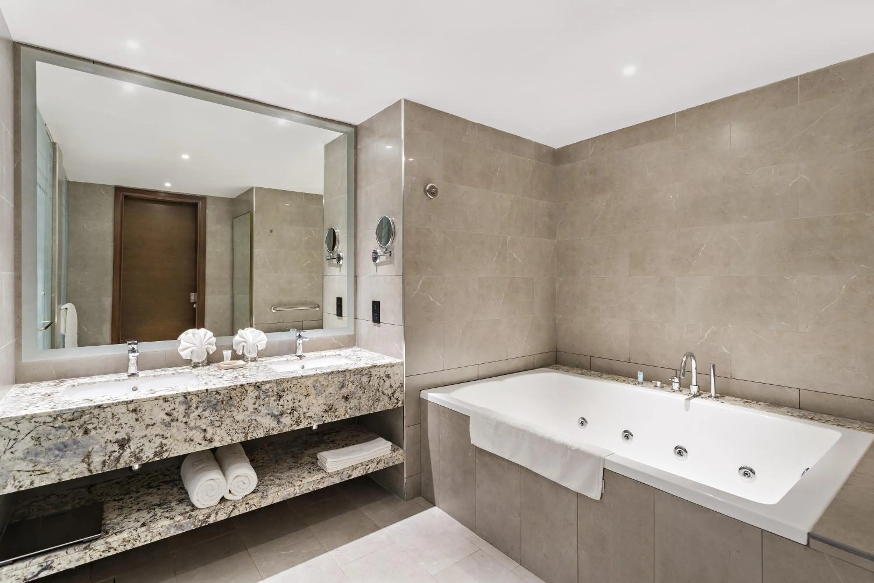 Luxury King Room with Balcony, City View and Kitchenette in Ramee Dream Hotel Downtown